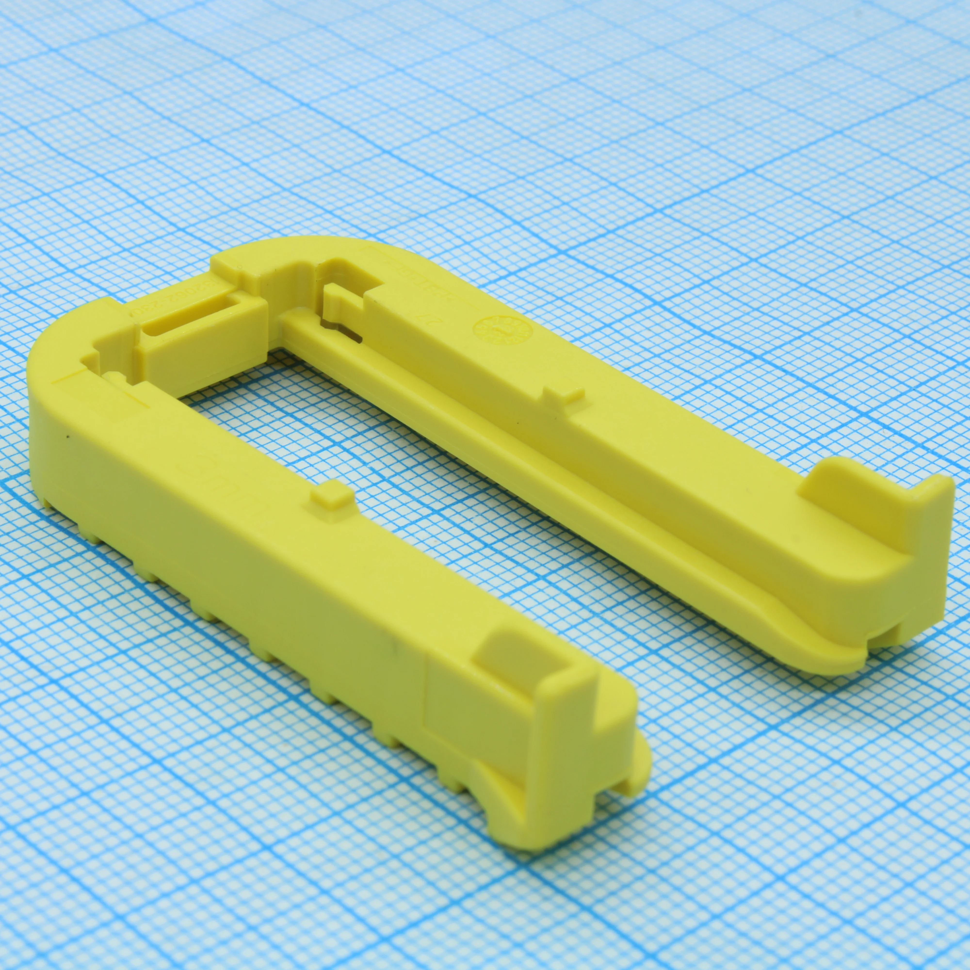 1564411-1B - Пластиковая скоба для фиксации разъема на панели