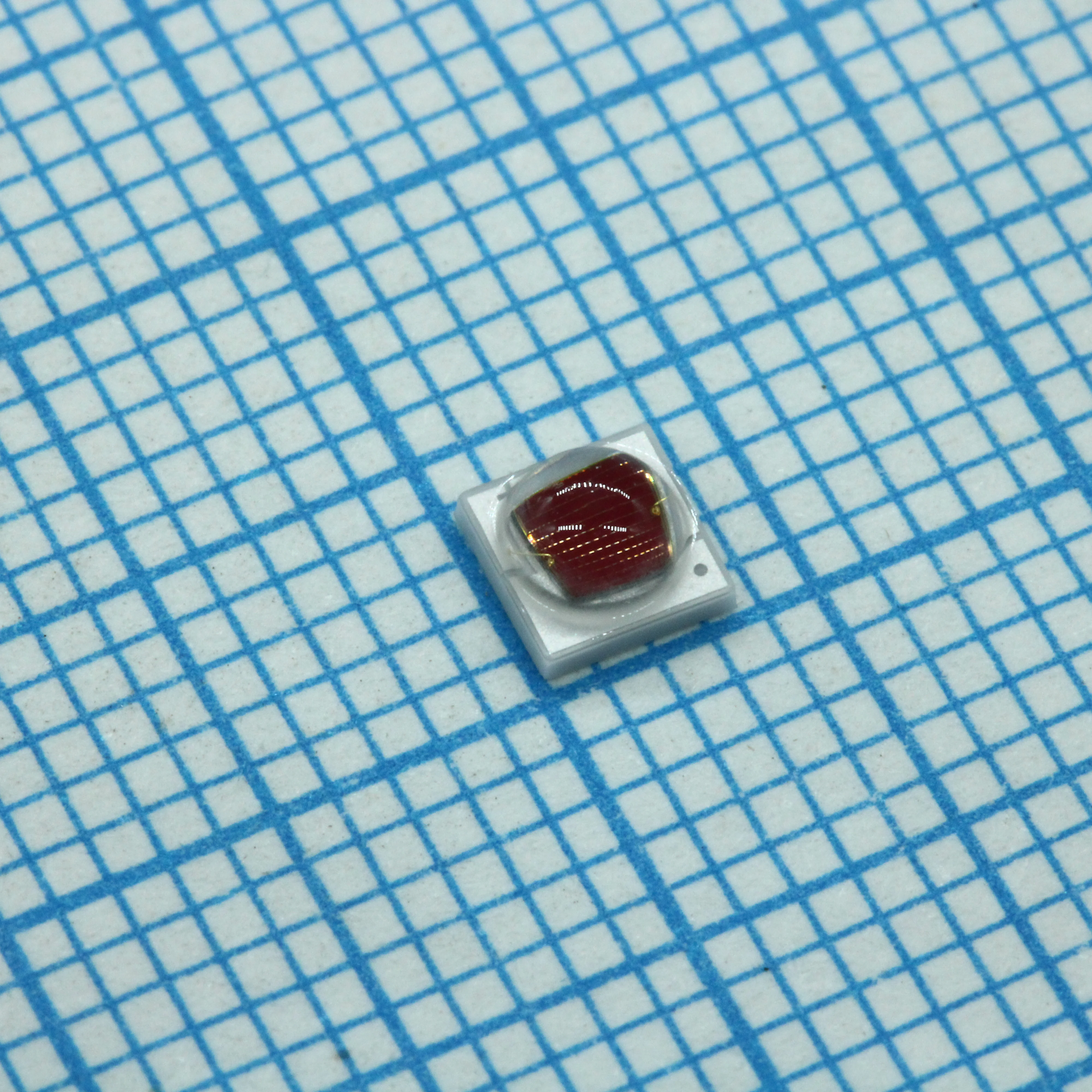 HL-C3535K15R3GA-ZW - Светодиод smd 3,45x3,45x2,15мм/ красный/ 660нм/ 70лм (1050мВт, 5.5 umol/s) при 700мА/ 2,4Вт/ 2.2В/ Ifmax=1000мА/ 130°