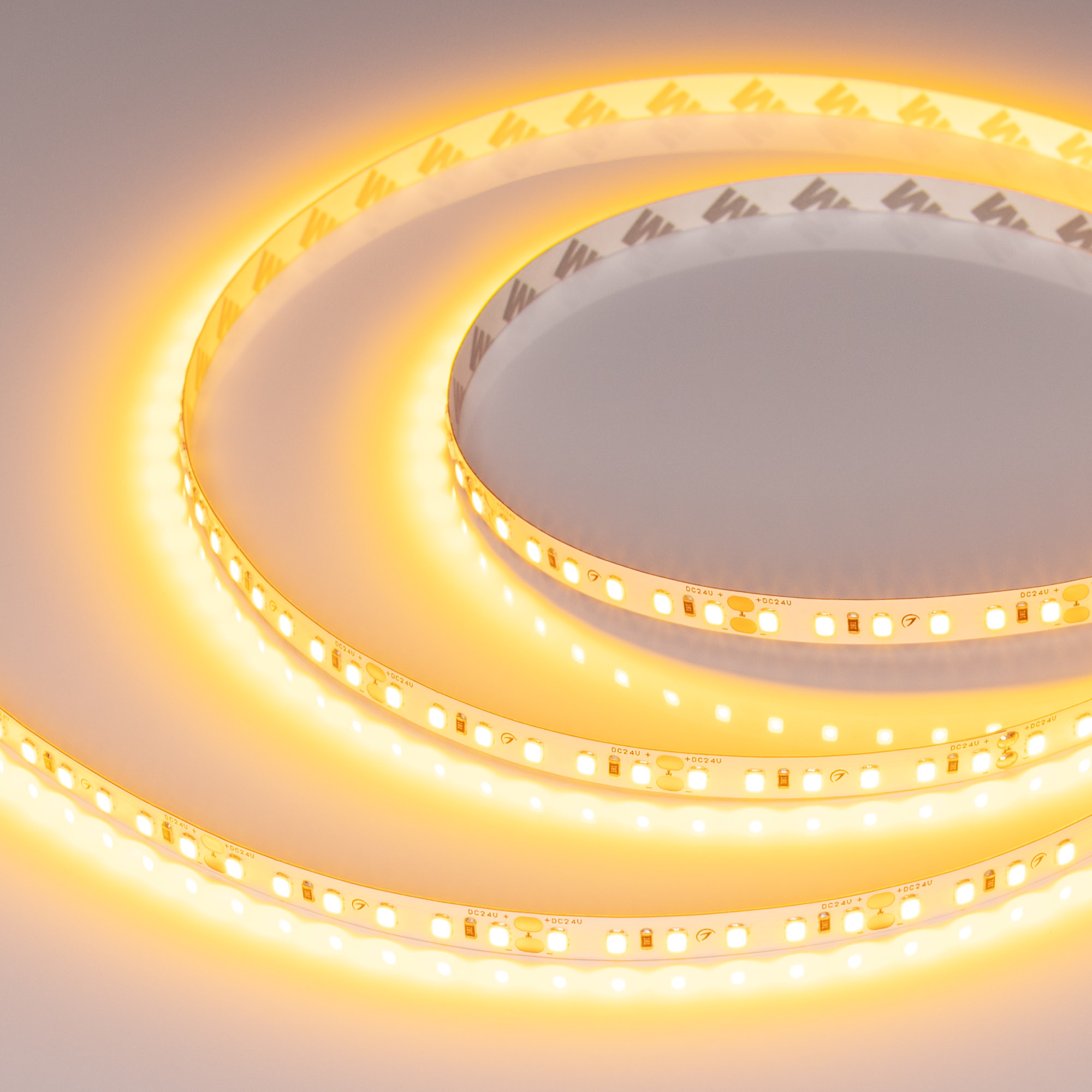 Лента RT-A120-8mm 24V Gold (9.6 W/m, IP20, 2835, 5m) 043385 - Светодиодная лента RT-A120, открытая. Светодиоды 2835, 120 шт/м (600 шт на 5 м), белая плата, ширина 8 мм, скотч 3M. Цвет ЗОЛОТОЙ, угол 120°. Питание 24V, мощность 9.6 Вт/м (48 Вт на 5 м). Разм