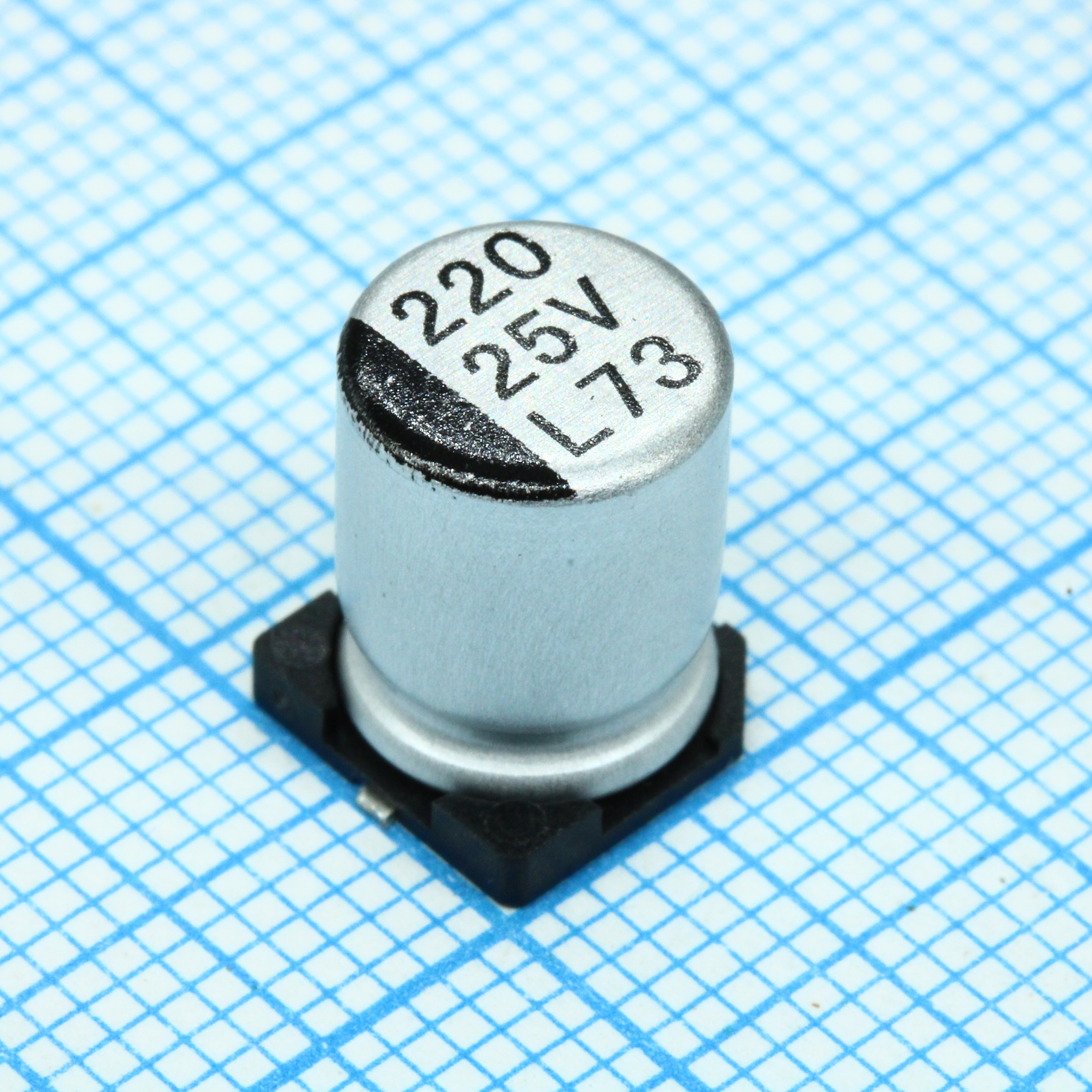 ELV221M25RE - Конденсатор алюминиевый электролитический 220мкФ 25В ±20% (8х10.5мм) для поверхностного монтажа 270мА 2000час 85°С лента на катушке