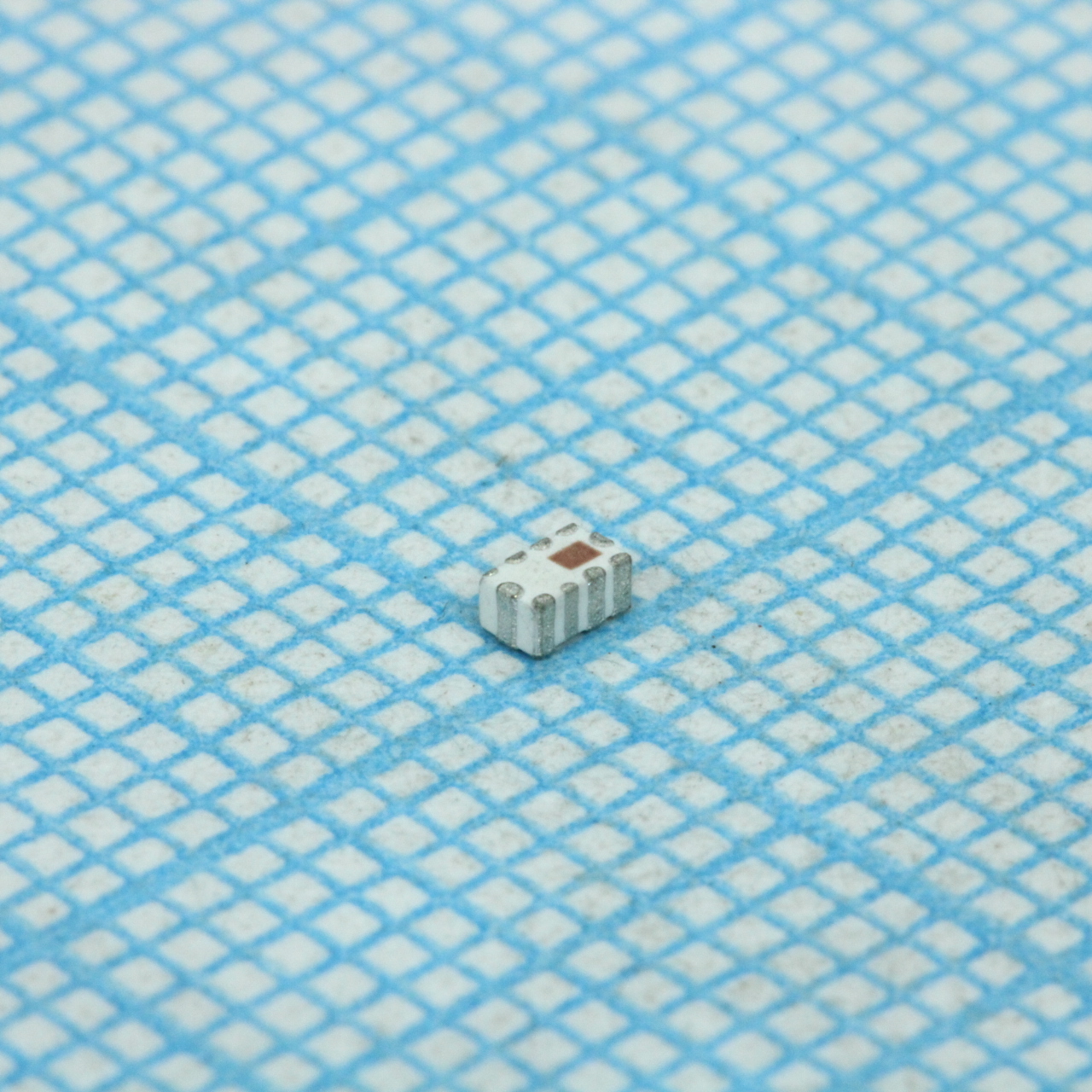 0900PC15J0013E - Многофункциональный интегрированный керамический пассивный компонент с согласованным импедансом 868/915 МГц для поверхностного монтажа