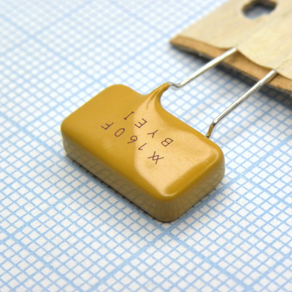 TRF600-160-2 - Самовосстанавливающийся предохранитель PTC 0.16A(hold) 0.32A(trip) 600VAC 250VDC 3A 1W 4Ohm Radial T/R