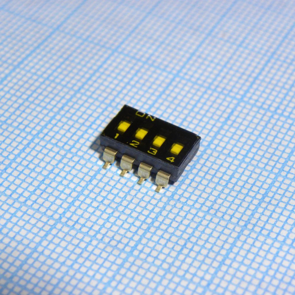 A6S4102H - DIP переключатель 4 группы 0.025А 24В утопленный движок с плёнкой шаг 2.54мм SMD монтаж