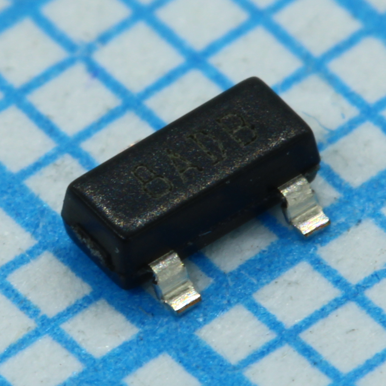 STM809SWX6F - Монитор питания  2,93В, с входом клавиши "сброс", генератором сброса, переключателем на батарейное питание, -40 +85