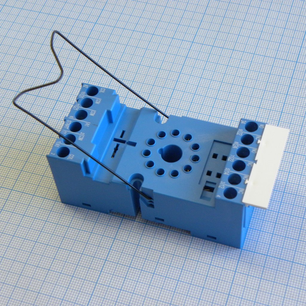 90.03SMA - Розетка с винтовыми клеммами (с зажимной клетью) для реле 60.13, таймера 88.02; применяются модули 86.00, 86.30, 99.02; в комплекте металлическая клипса 090.33; версия: синий цвет