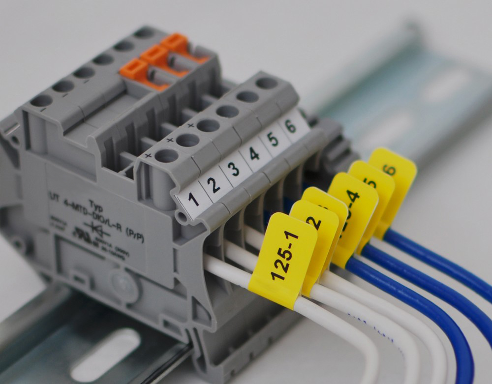 Маркировка прямоугольная NPP-45х15 Y - Маркировочная наклейка, для позиционного обозначения электрооборудования в шкафу и маркировки провода, размер 45х15 мм, цвет желтый, в упаковке 1800 наклеек