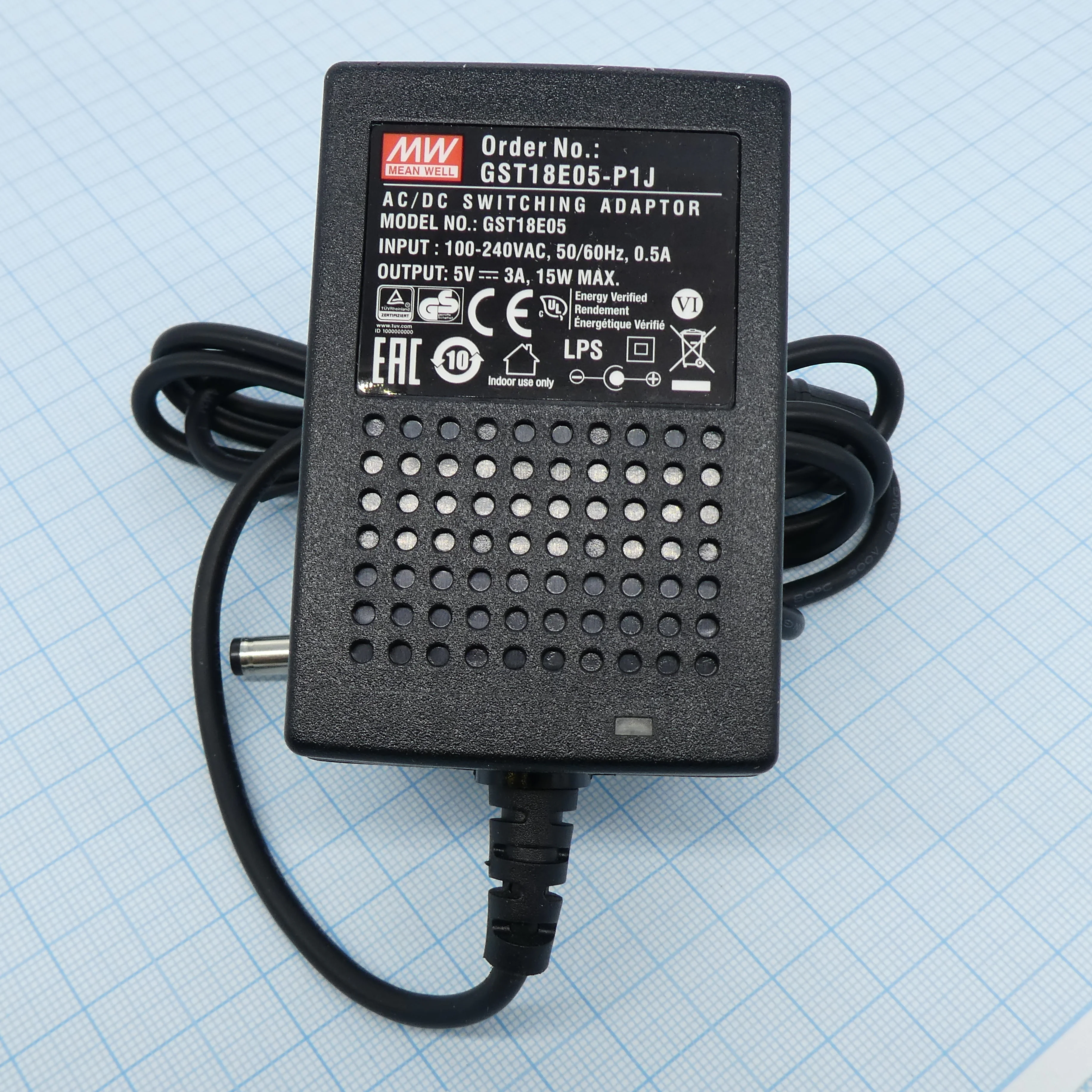 GST18E05-P1J - AC-DC, 15Вт, вход 85...264B AC 47...63 Гц, выход 5B/3A, изоляция 3000В AC, 79x54x33мм, -30...+70°С, выходной разъем 11, диам. 5.5х2.1мм