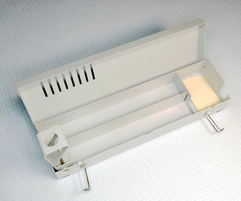 SH-4020 - Удобный контейнер с отделениями размеры которых удачно подобраны под габариты соответствующих инструментови подставкой для паяльника.