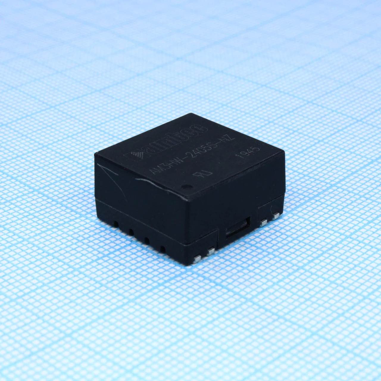 AM3HW-2405S-NZ - DC/DC, 3Вт, вход 9…36В, выход 5В/0.6А, изоляция 1500В DC, КПД 80%, максимальная емкостная нагрузка не более 2200мкФ, вход On/Off, для поверхностного монтажа, 19.2x18.1x10.16мм, -40…85°C, пластик