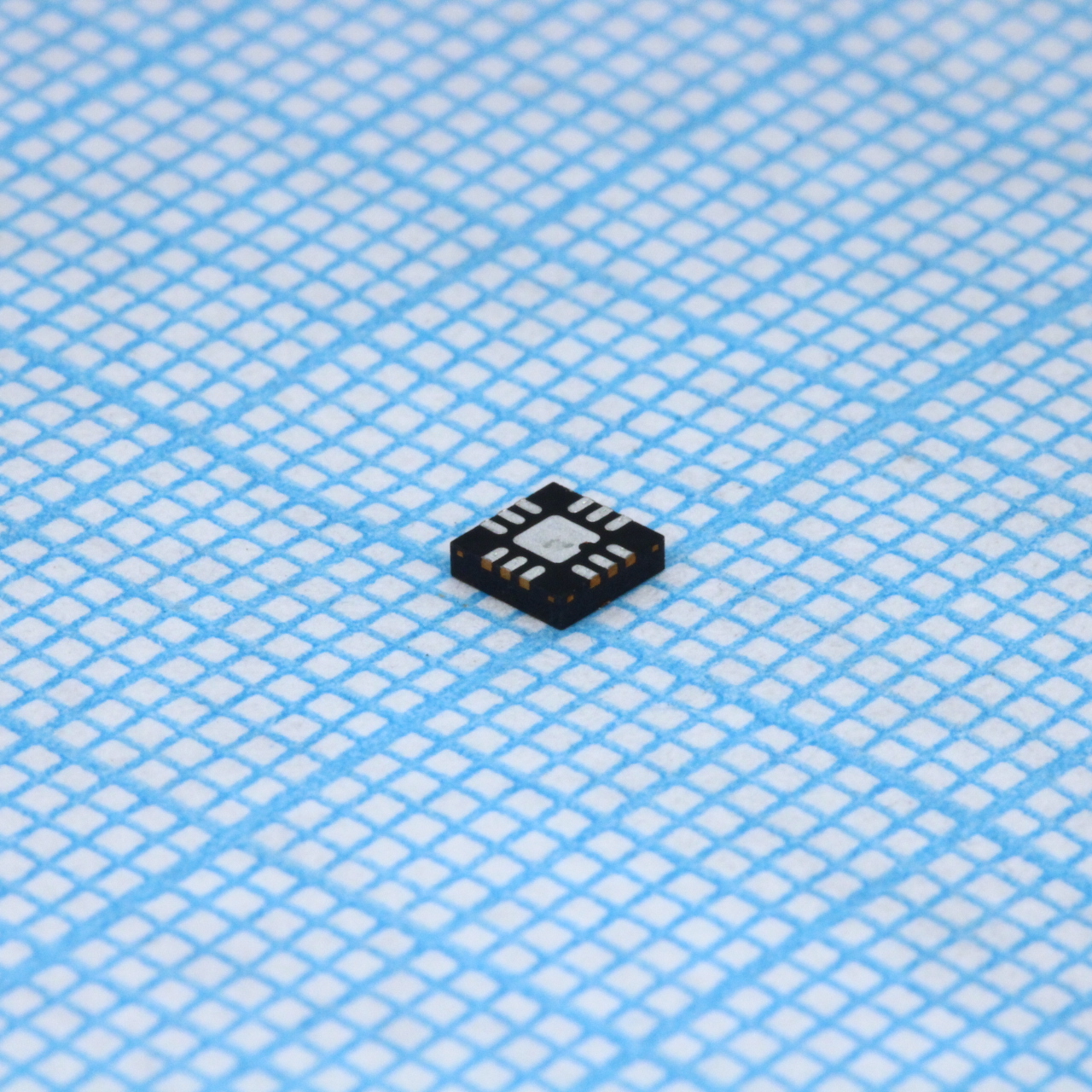 ADM3101EACPZ-REEL - Одноканальный драйвер/приемник RS-232 с защитой от электростатического разряда ±15 кВ, питание 3.3 В