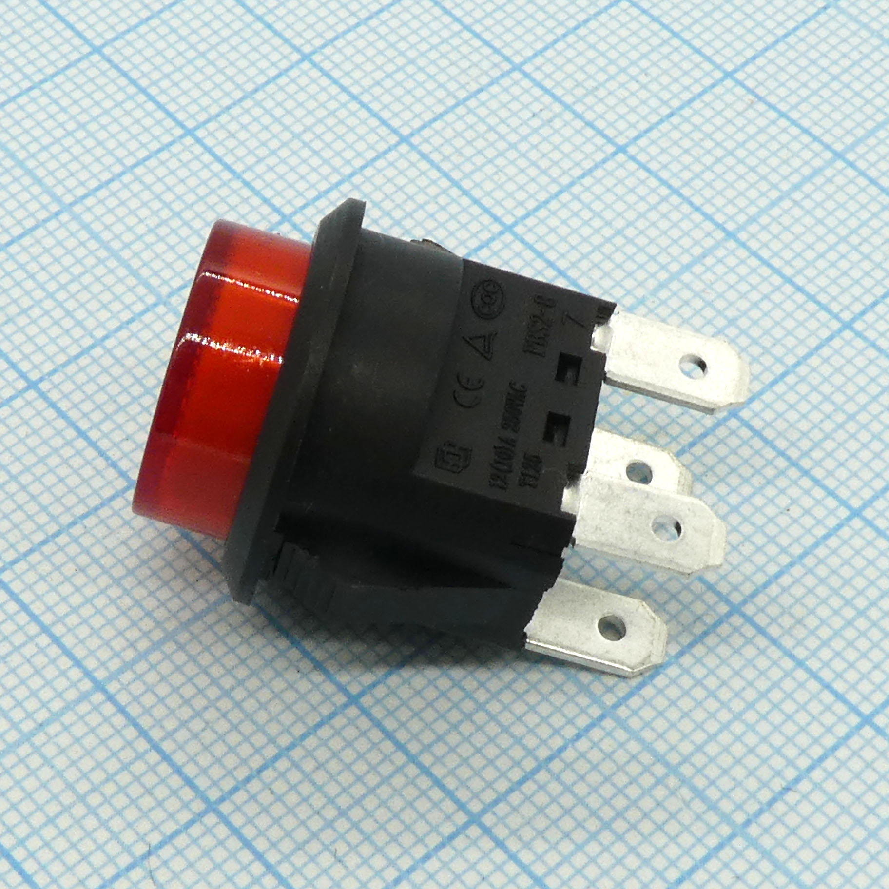DS SC-7087MA ФЧК - кнопка с фиксацией, нормально разомкнутая, черный корпус красная клавиша, подсветка 220В