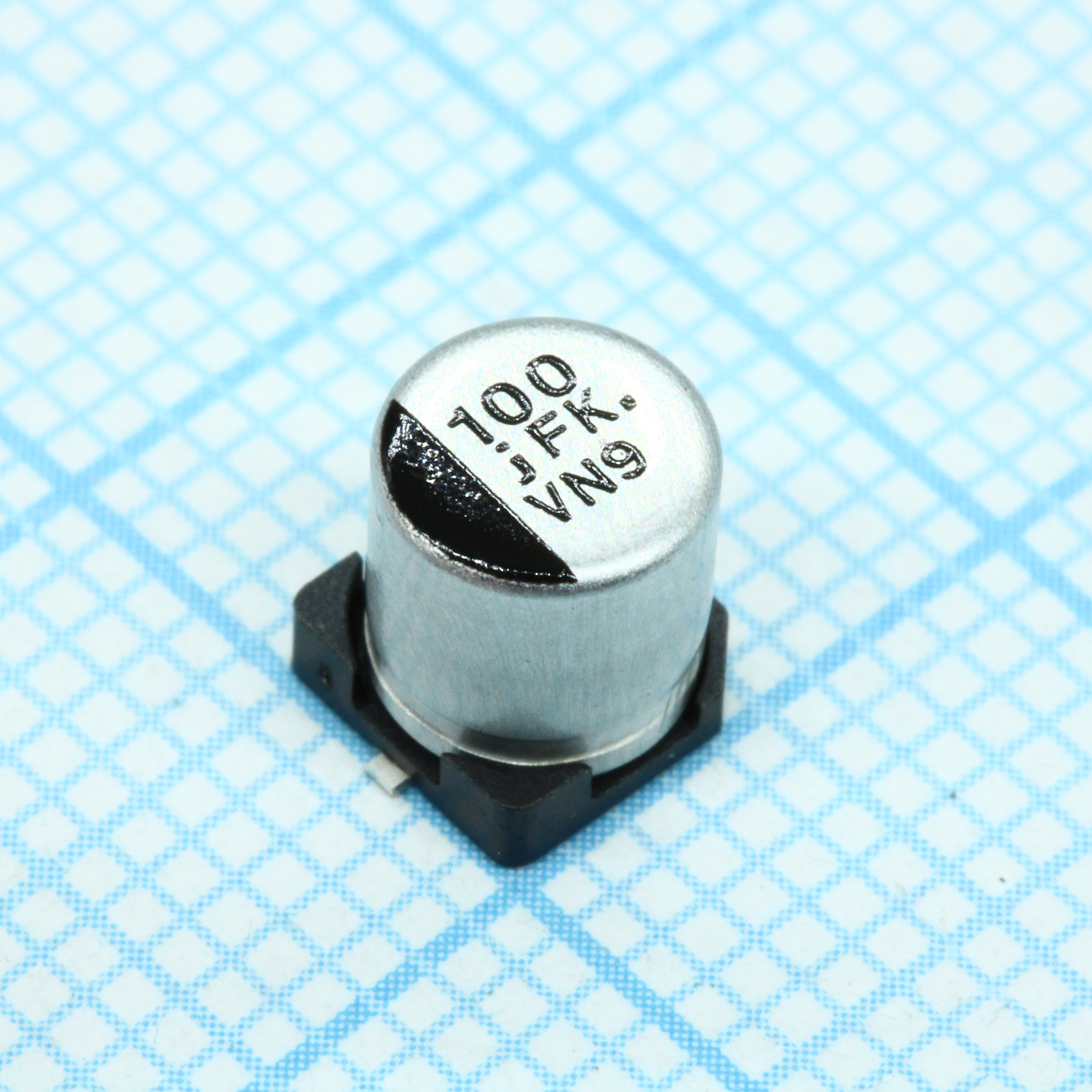 EEEFK0J101UR - Конденсатор алюминиевый электролитический 100мкФ 6.3В ±20% (5 X 5.8мм) для поверхностного монтажа 160мА 2000час 105°С автомобильного применения лента на катушке