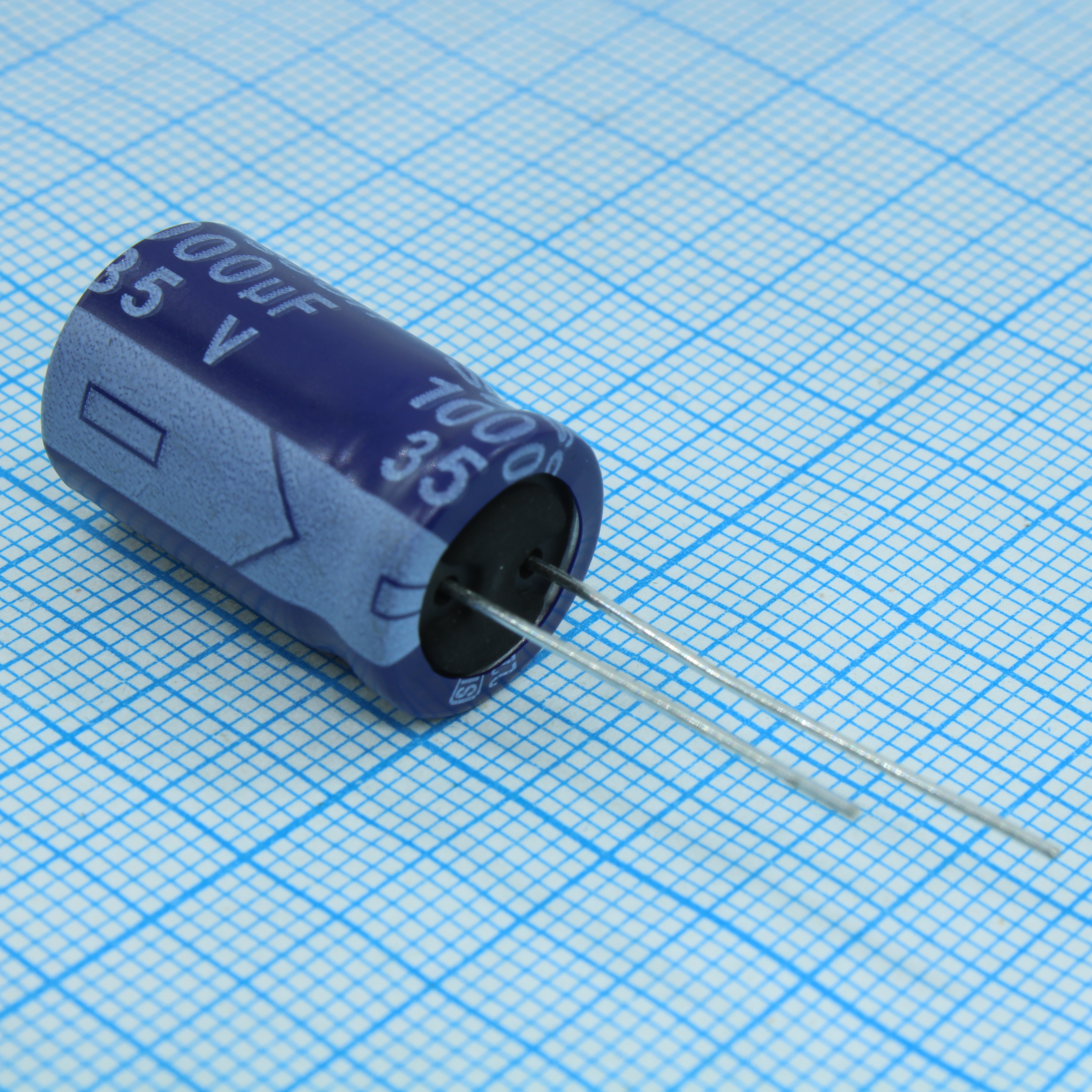 SL035M102I21TKKKS00R - Конденсатор алюминиевый электролитический радиальный 1000мкФ 35В ±20% 13*21 P:5мм 1331мА 2000ч 85C