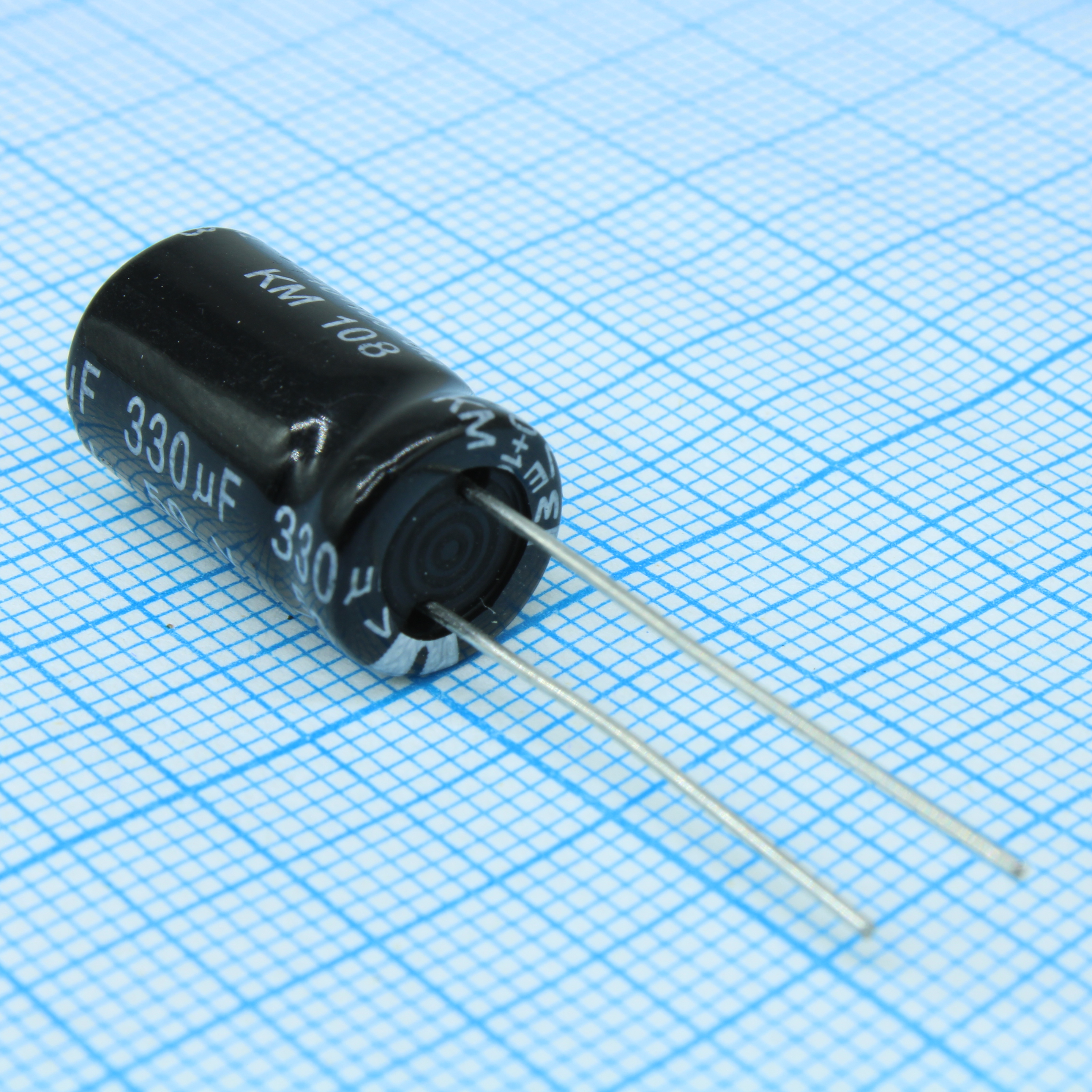 KM152M1ABKJ1017VBK - Конденсатор алюминиевый электролитический 1500мкФ 10В 20% (10 X 17мм) радиальные выводы 5мм 530мА 2000час 105°С Россыпь