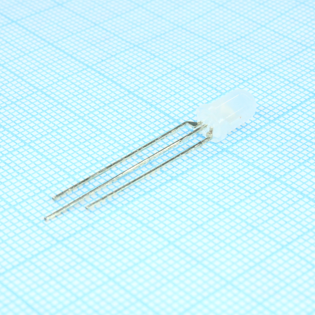 LEG3392/R1/A-PF - Светодиод 5мм/красный/625нм/3-5мкд - зеленый/568нм/2-5мкд/белый матовый/60°