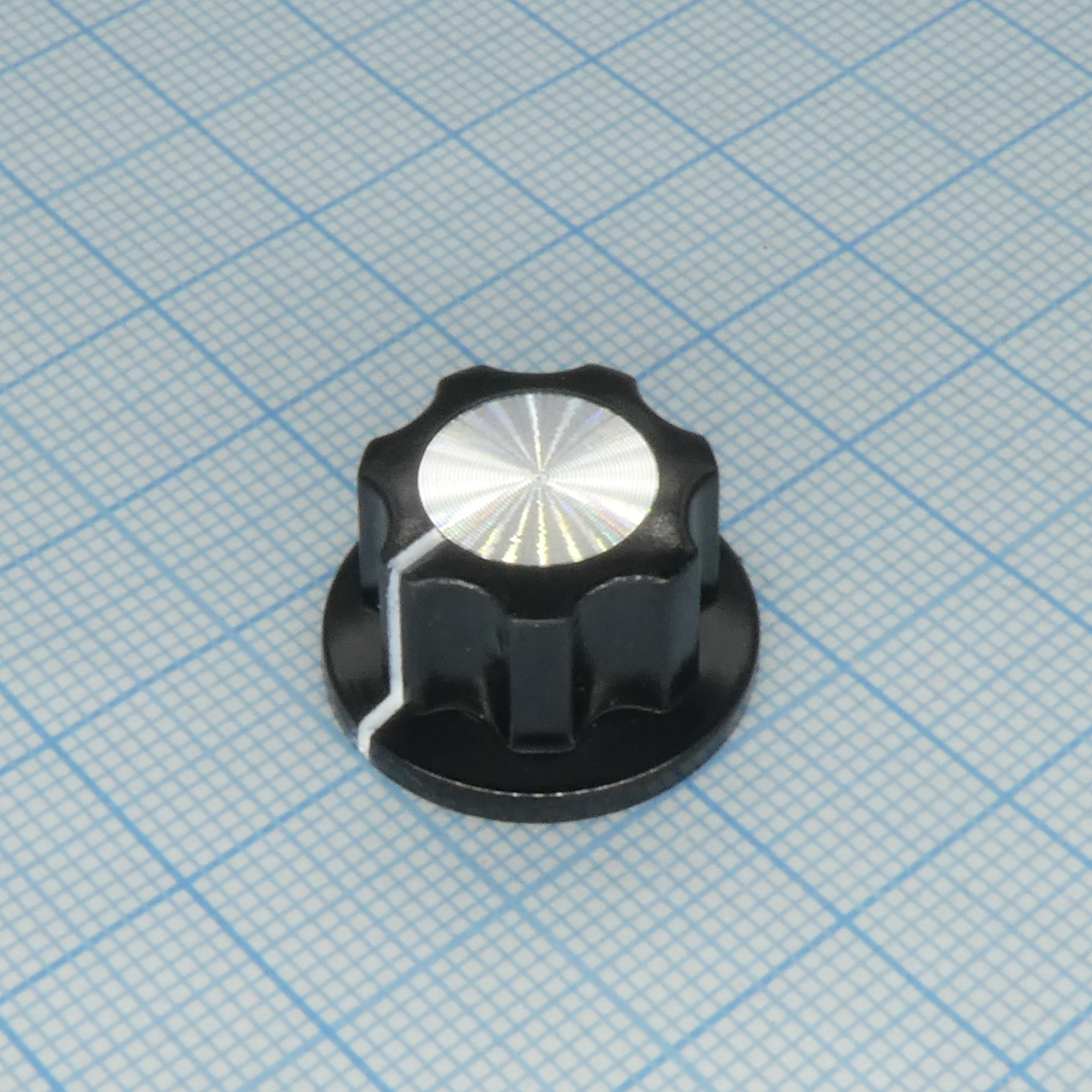 Ручка MF-A01 чёрная, d=6.4 мм, с винтом - Ручка управления на вал 6.4 мм, мет. втулка с винтом, чёрная, h=12мм, D=20мм, семиграниик с  с фланцем, указатель - белая полоса.