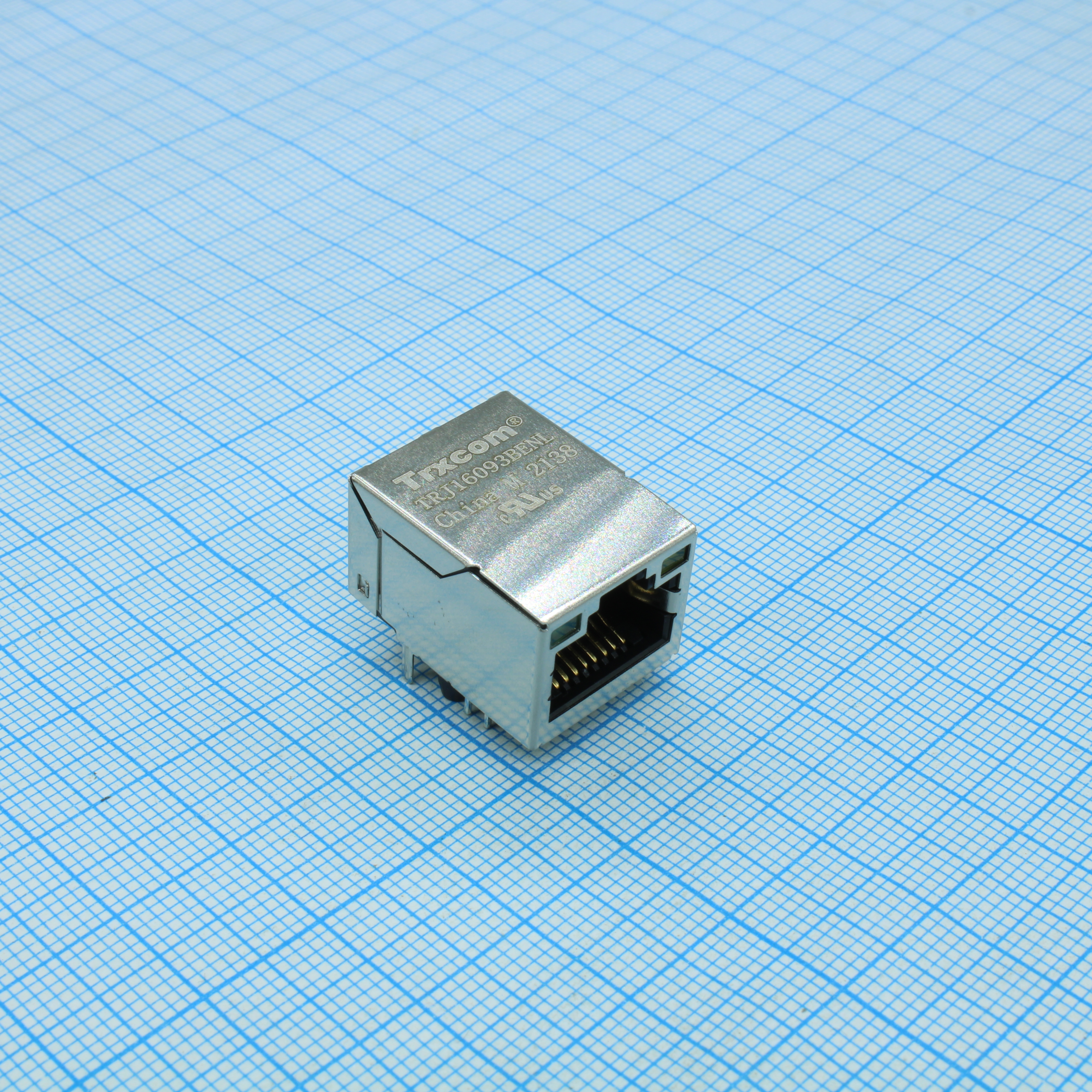 TRJ16093BENL - Разъем экр. "гнездо" RJ-45 c согласующ. фильтром 10/100Base-TX (1:1), 2 верх. светодиод. (лев.зел./прав.желт.), без лепестк., от - 40 до + 85 гр.C, пр. угол на плату, Lк. = 21.5 мм