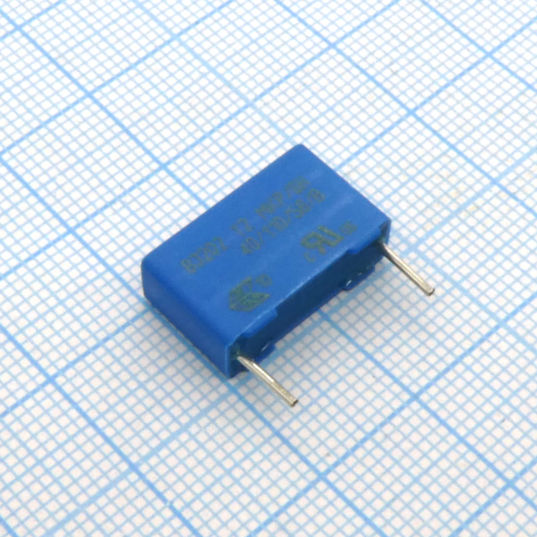 B32922C3104M - Пленочный помехоподавляющий конденсатор X2,  0.1uF ±20%, 305VAC, радиальные выводы с шагом 15mm, (18 x 5 x 10.5mm)