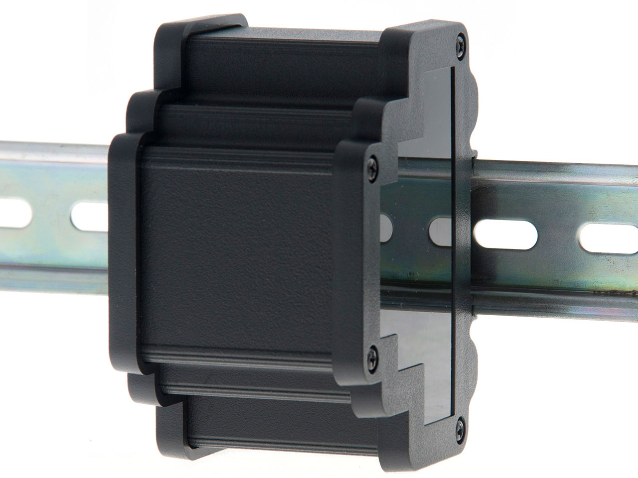 ALUD3MG-PBK-V0 - Прочный корпус на DIN-рейку. В комплектацию входит алюминиевая база, торцевые панели из поликарбоната, винты и ножки.

Корпуса могут оснащаться прозрачными или ИК панелями.