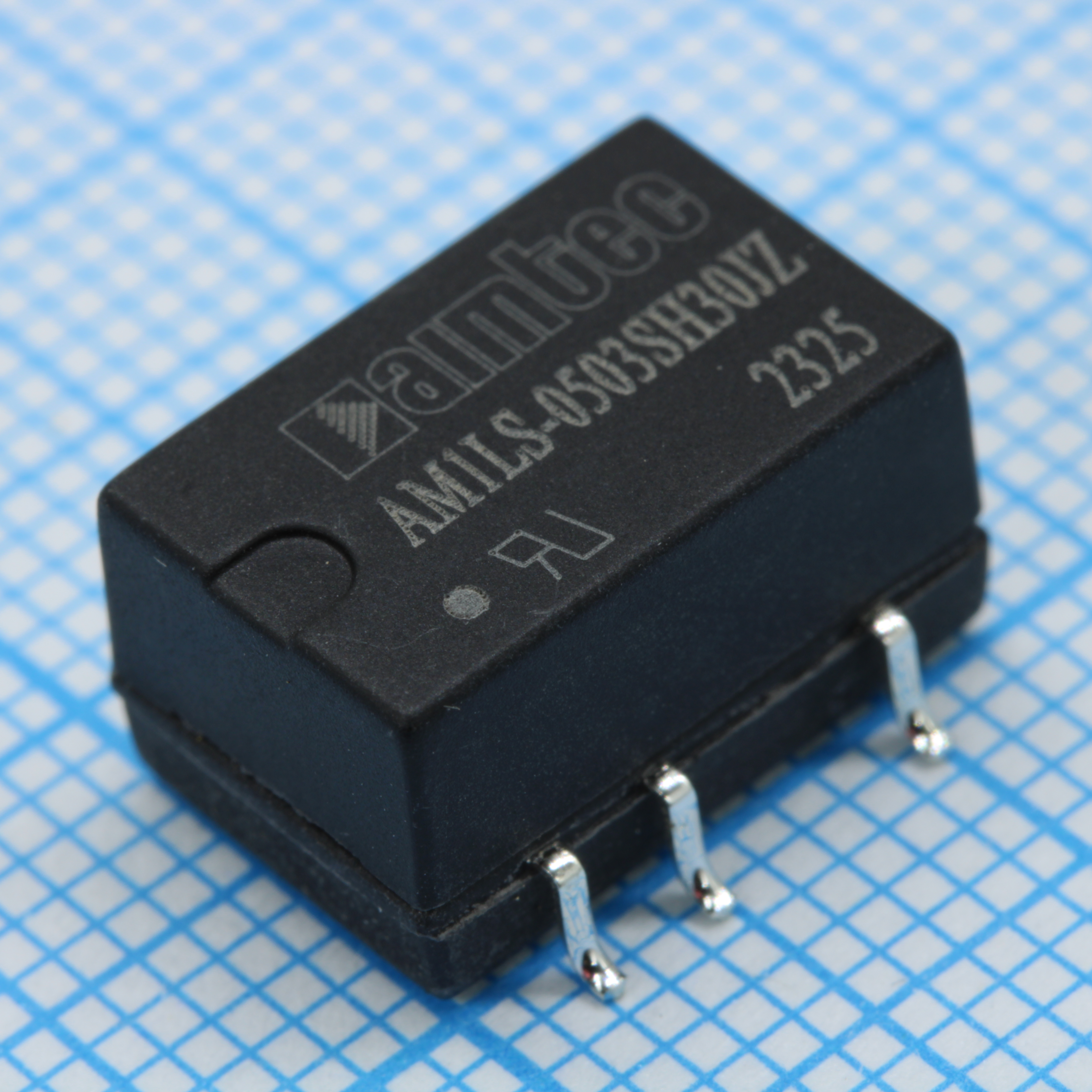 AM1LS-0503SH30JZ - DC/DC, 1Вт, вход 4.5…5.5В, выход 3.3В/0.03…0.303А, изоляция 3000В DC, КПД 74%, максимальная емкостная нагрузка не более 2400мкФ, для поверхностного монтажа, 13.2x11.4x7.25мм, -40…105°C, пластик