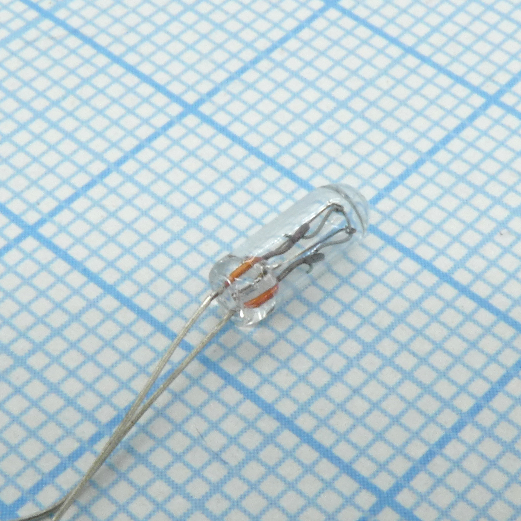 Лампа  для а/магнитол 12V 0.07A 3*8 мм - лампа миниатюрная