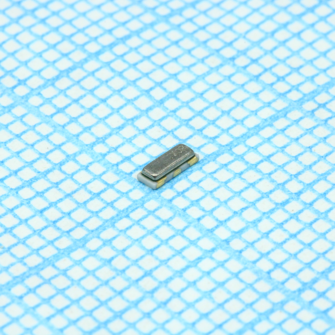 CSTCE8M00G52A-R0 - Керамический резонатор 8МГц ±0.5% (точность) ±0.2% (стабильность) 10пФ 40Ом автомобильного применения 3-Pin CSMD лента на катушке