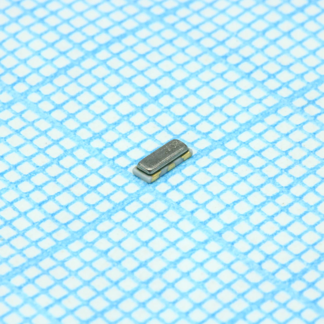 CSTCE8M00G52A-R0 - Керамический резонатор 8МГц ±0.5% (точность) ±0.2% (стабильность) 10пФ 40Ом автомобильного применения 3-Pin CSMD лента на катушке