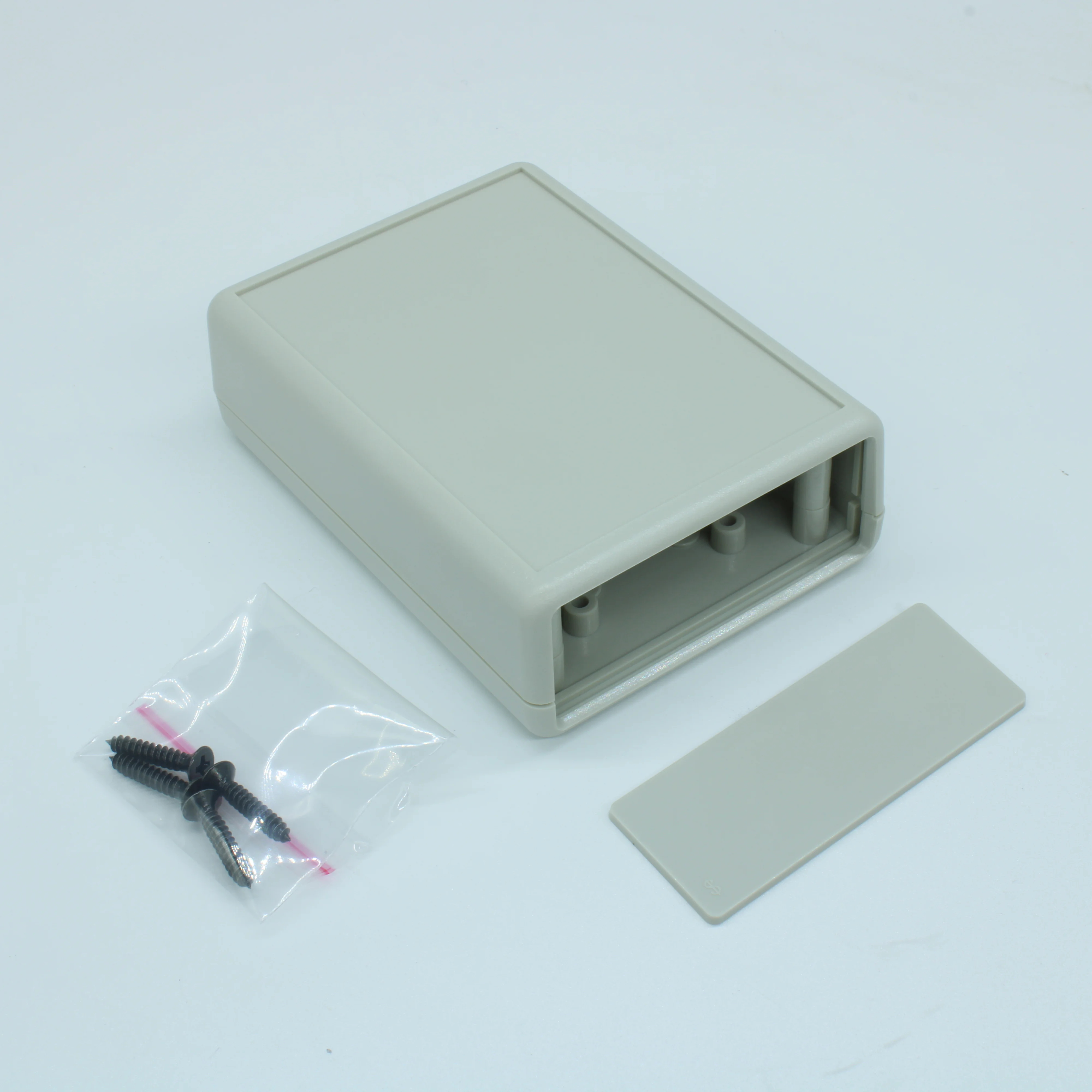 G519G(BC)-1$ - Корпус приборный с батарейным отсеком, носимый, материал: ударопрочный пластик ABS, одна панель "$", размеры: 92x66.5x28 мм, IP54, цвет: серый