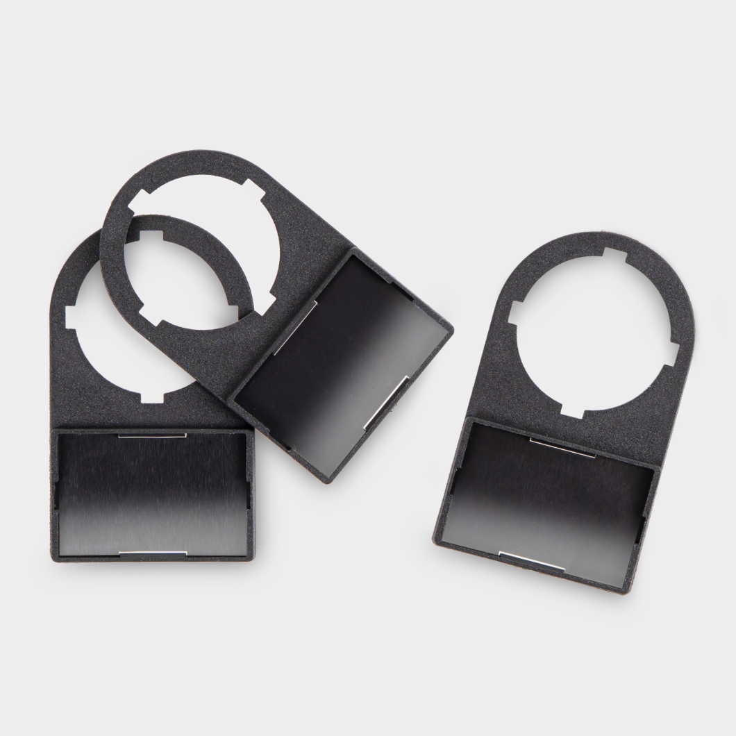 Держатель маркировки DMA-22-18x27-B - Держатель маркировки PTp-18-W и PTp-18-Y, для кнопок, переключателей и светосигнальной арматуры с установочным диаметром 22 мм и полем для маркировки 27х18 мм, цвет черный, в упаковке 50 штук (аналог ZBZ33)