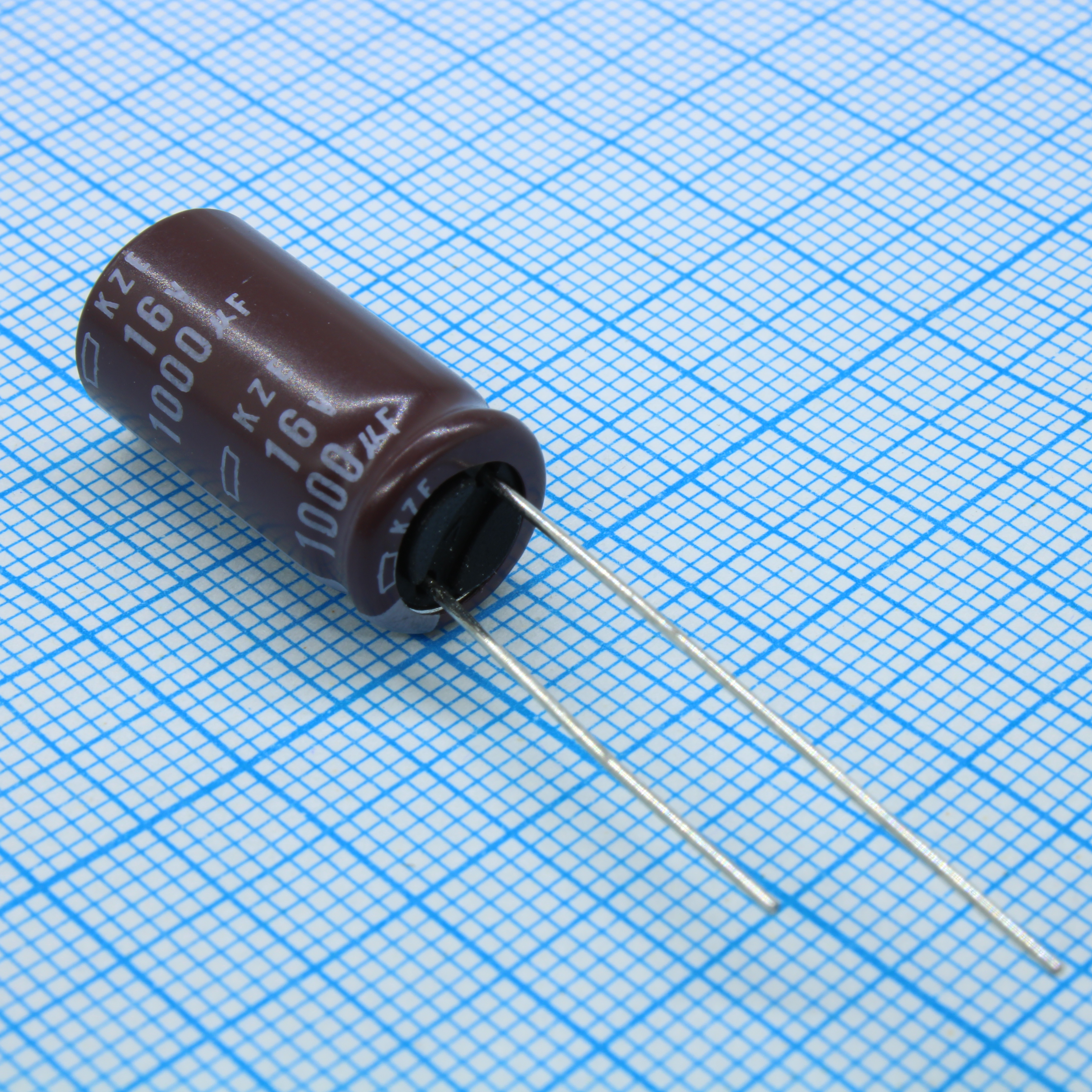 EKZE160ELL102MJ20S - Конденсатор алюминиевый электролитический 1000мкФ 16В ±20% (10х20мм) радиальный 5мм 0.023Ом 1820мА 4000час 105°C