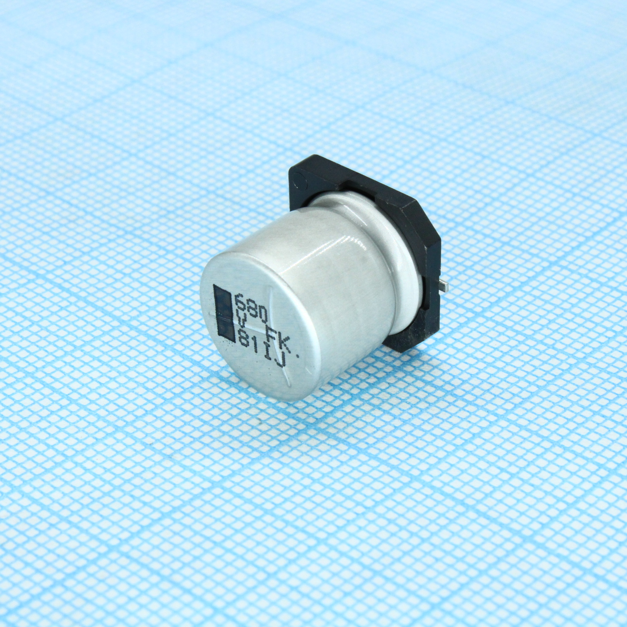 EEEFK1V681AQ - Конденсатор алюминиевый электролитический 680мкФ 35В ±20% (12.5 X 13.5мм) для поверхностного монтажа 1100мА 5000час 105°С автомобильного применения лента на катушке