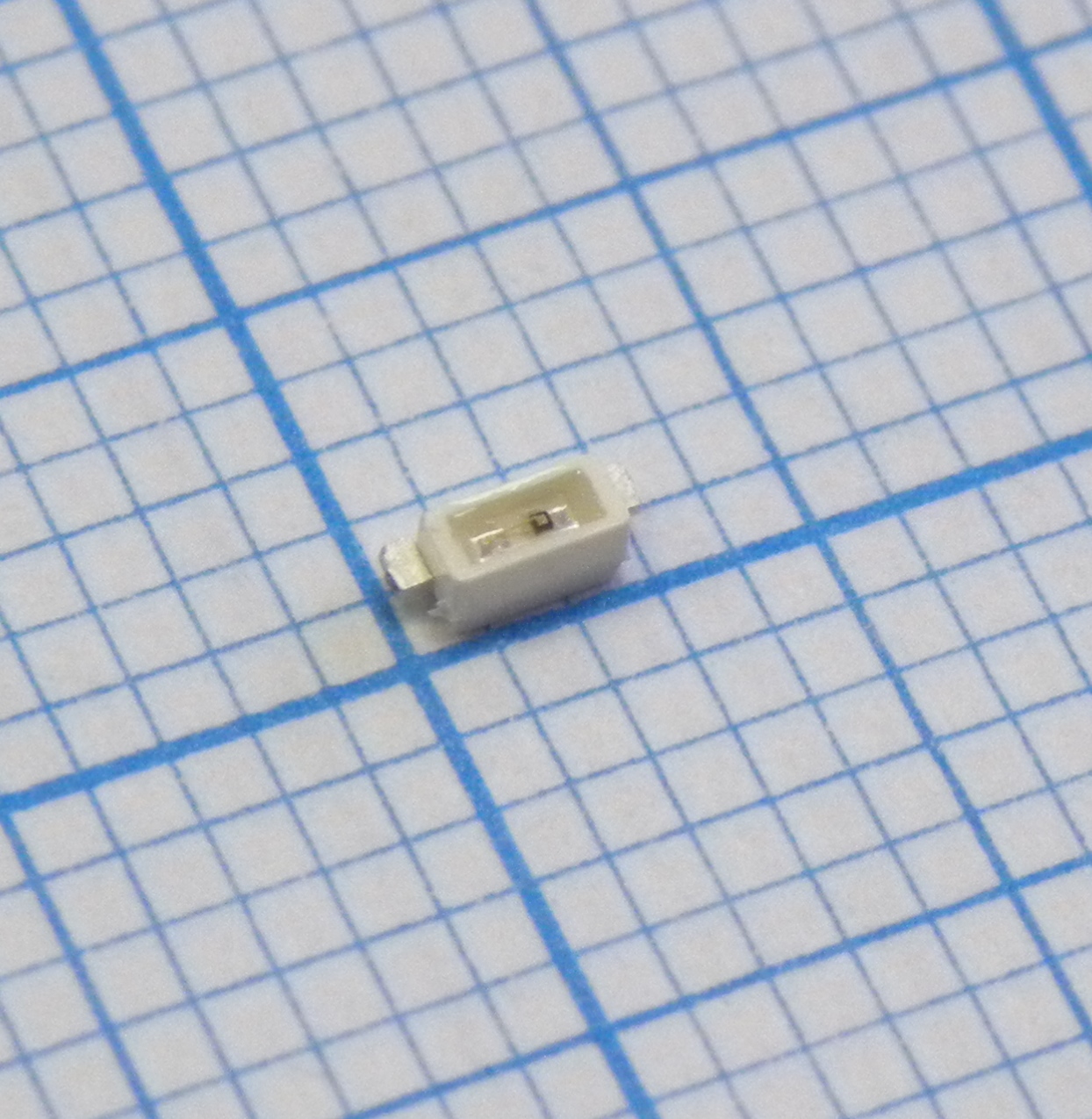 LYY876-Q2S1-26 - Светодиод smd 3х1.1мм/желтый/587нм/90-224мкд/прозрачный/120°/угловой