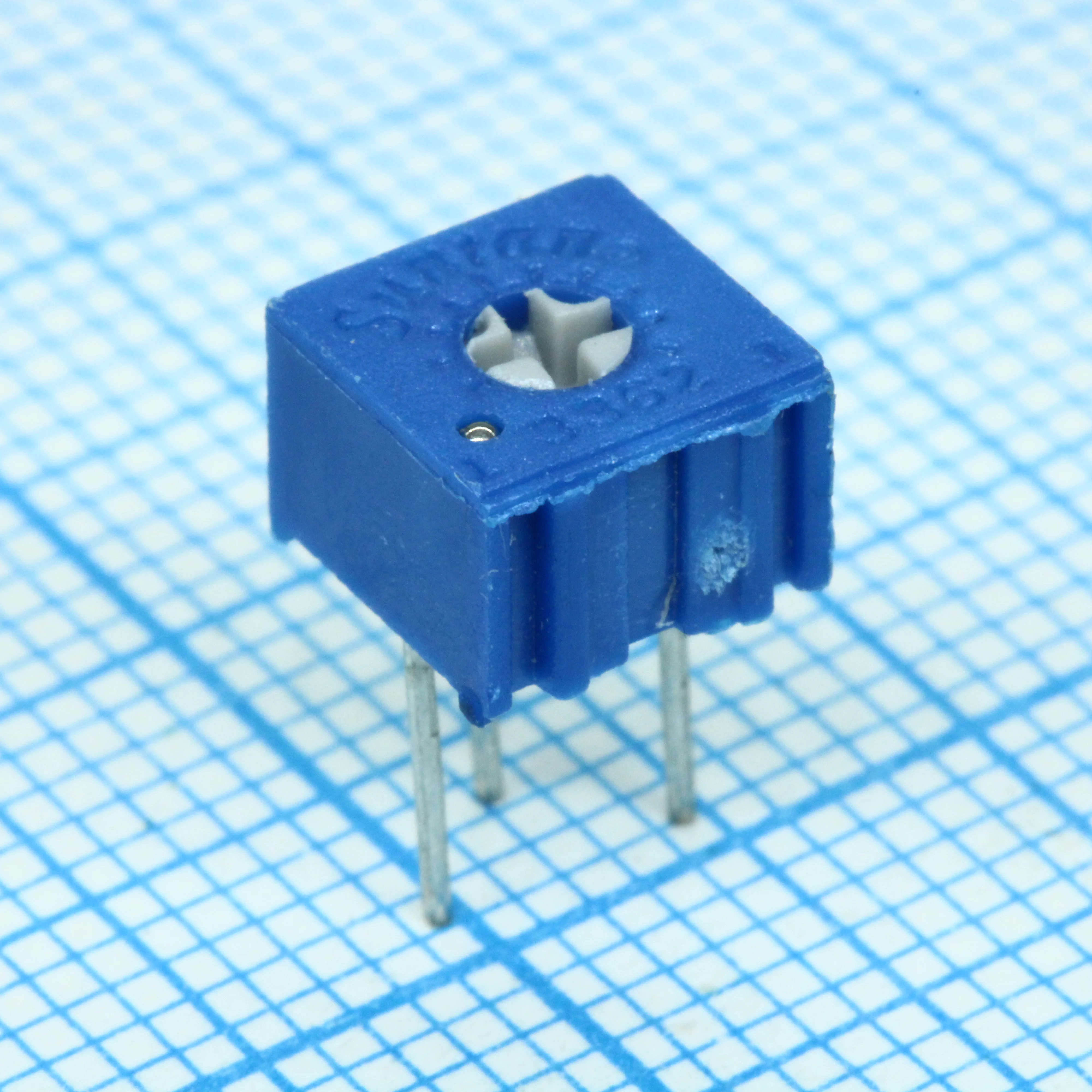 TSR-3362P-333R - Потенциометр однооборотный керметный 33кОм 0.5Вт ±10% (6.6 X 6.99 X 4.7мм)