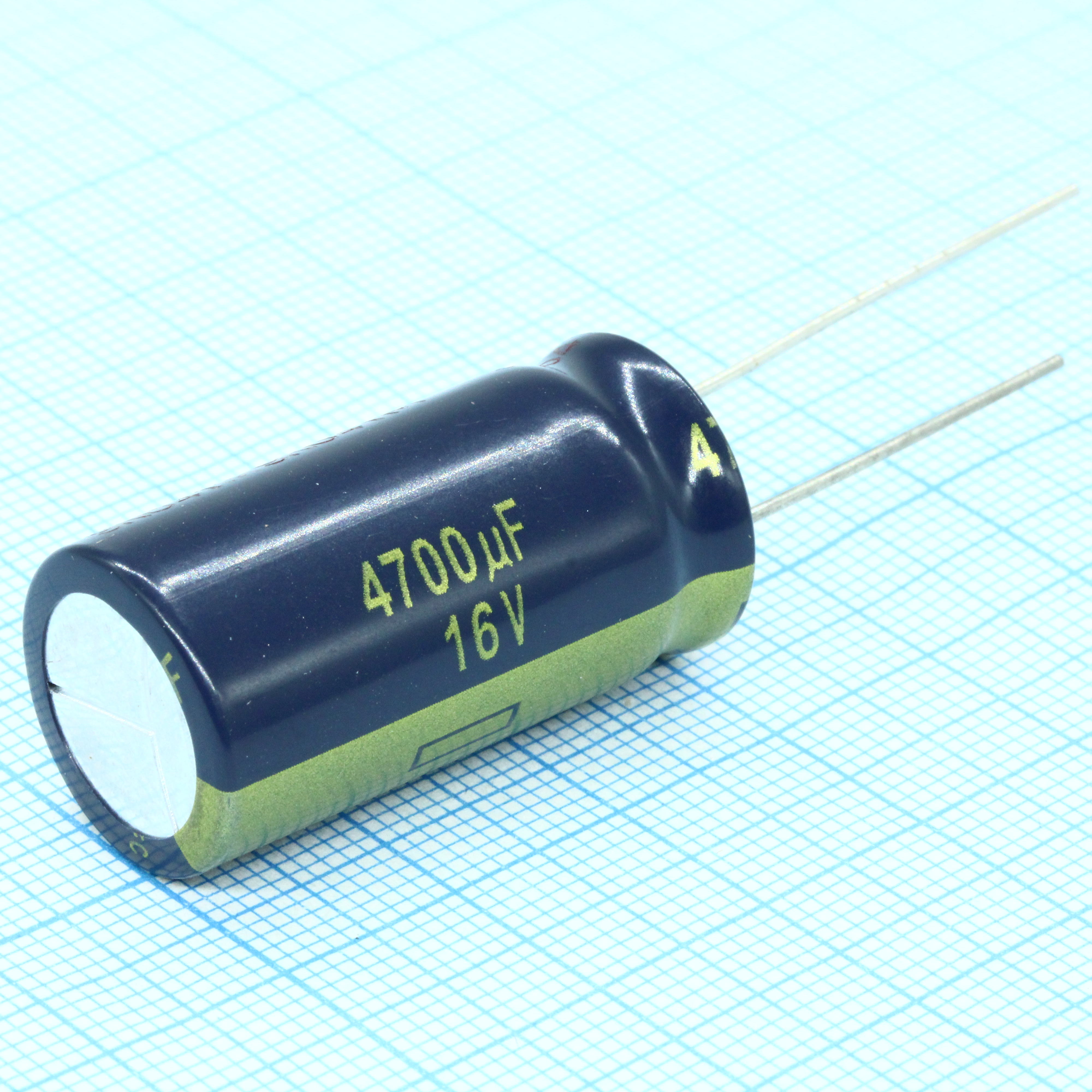 EEUFC1C472 - Конденсатор алюминиевый электролитический 4700мкФ 16В 20% (16 X 31.5мм) радиальные выводы 7.5мм 3010мА 5000час 105°С автомобильного применения Россыпь