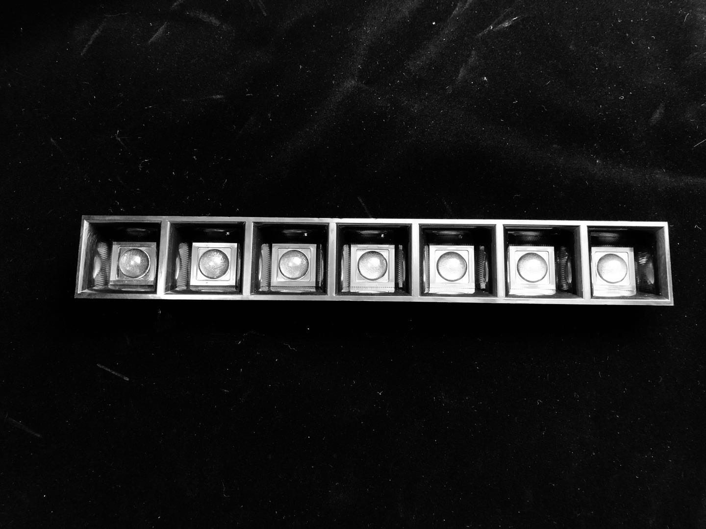 ASL280D40H7LED80G - Групповая линейная линза на 7 светоточек с черным рефлектором, для светодиодов 3030/5630/5050, 93%, 80° wide beam. 7X1, 280mm H:20mm, PMMA