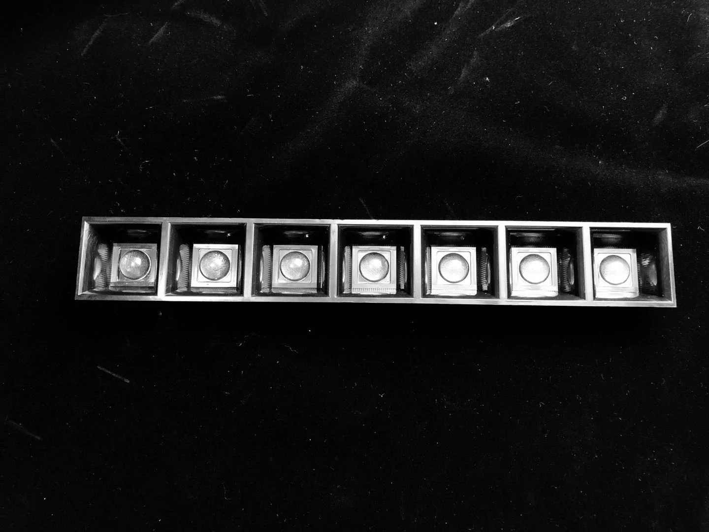 ASL280D40H7LED80G - Групповая линейная линза на 7 светоточек с черным рефлектором, для светодиодов 3030/5630/5050, 93%, 80° wide beam. 7X1, 280mm H:20mm, PMMA