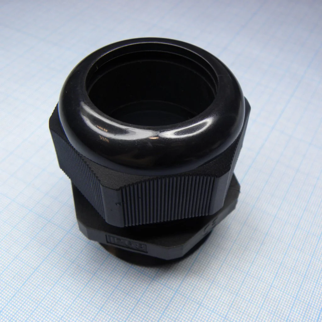 DDL-PG42P (black) - Кабель ввод, крепление на панель, гайка для крепления на панель приобретается отдельно