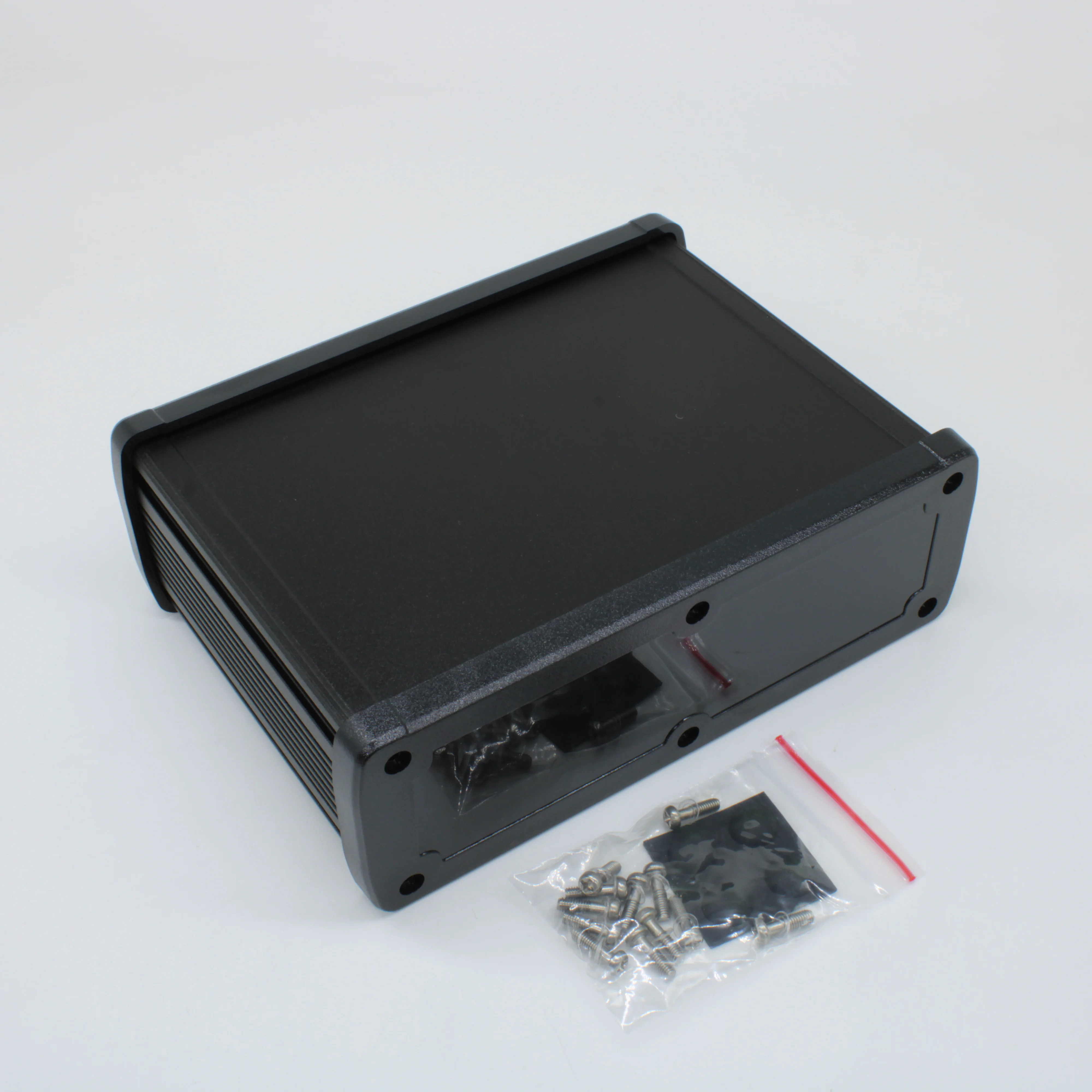 ALUG708BK120-BK - Алюминиевый черный корпус с черными пластиковыми торцевыми панелями