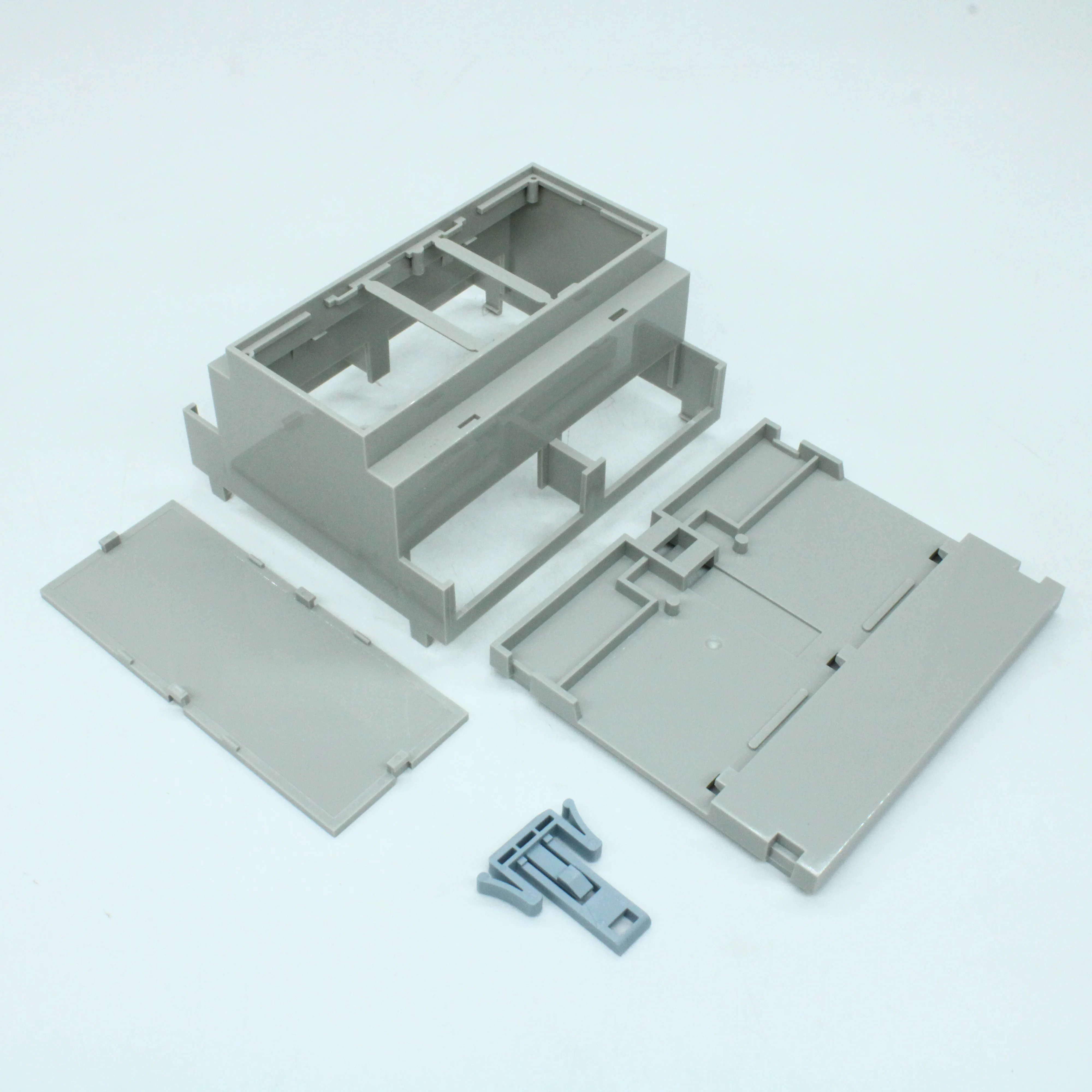 D6MG-Less Guards - Пластиковый корпус на DIN рейку, без пластиковых заглушек на контакную группу, светло-серый