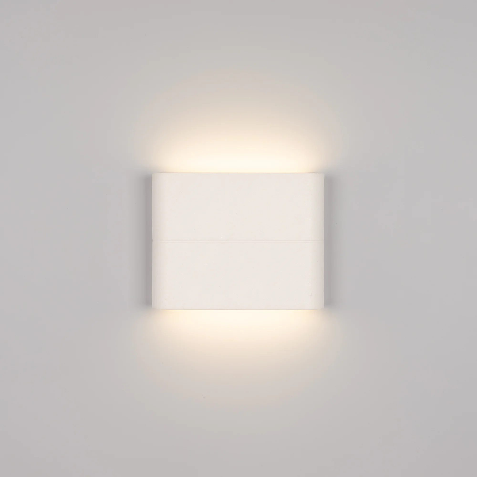 Светильник SP-Wall-110WH-Flat-6W Warm White 020801 - Накладной настенный светильник 2x3Вт, белый алюминиевый корпус, матовый рассеиватель из поликарбоната. Цвет ТЕПЛЫЙ БЕЛЫЙ 3040K, св.поток 450лм, CRI(Ra)>80, угол 120°, свет вверх-вниз. Размер 110x90x28мм
