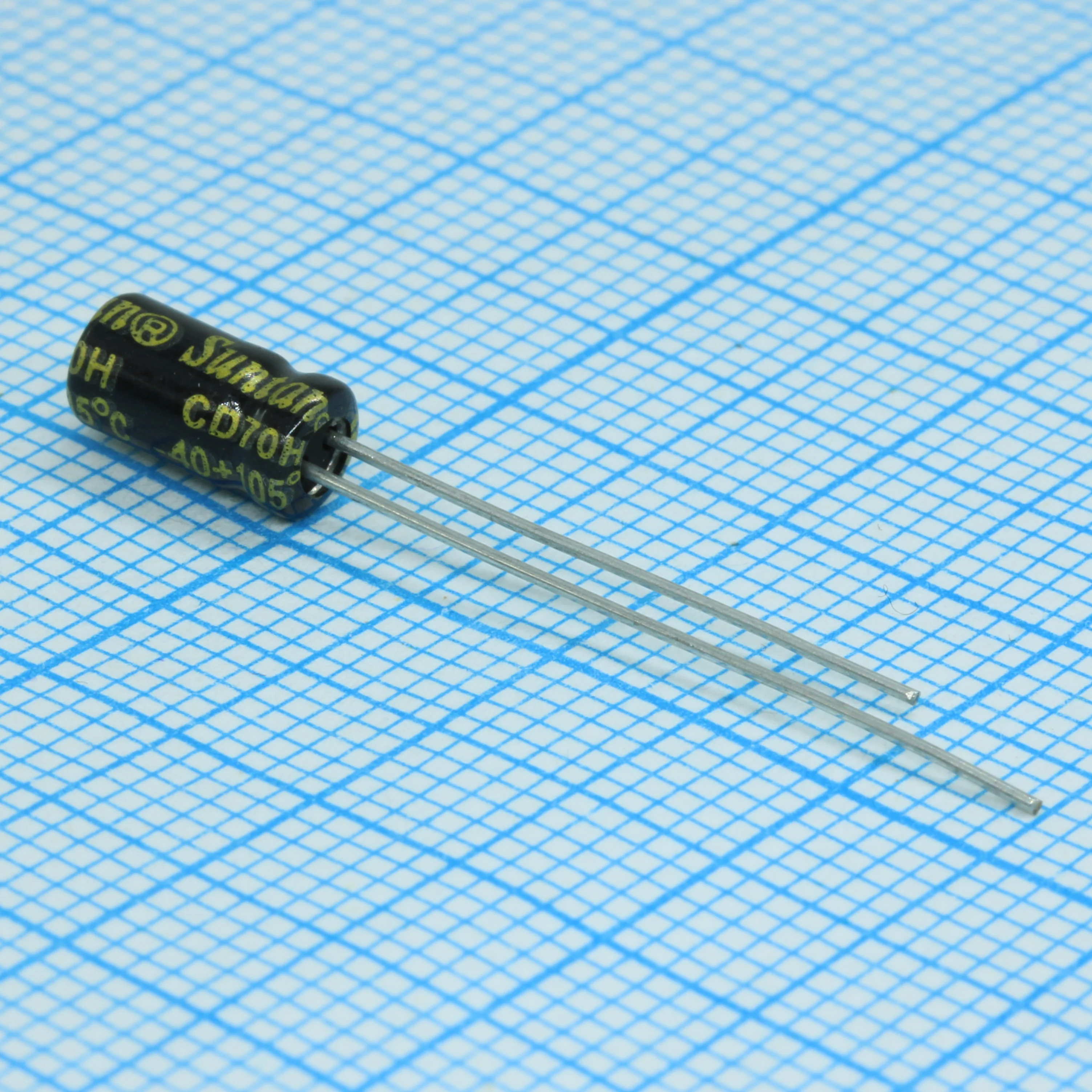 TS13DC1E100MSB010R - Конденсатор алюминиевый электролитический 10мкФ 25В ±20% (4х7мм) радиальный 1.5мм 47мА 1000часов 105°C