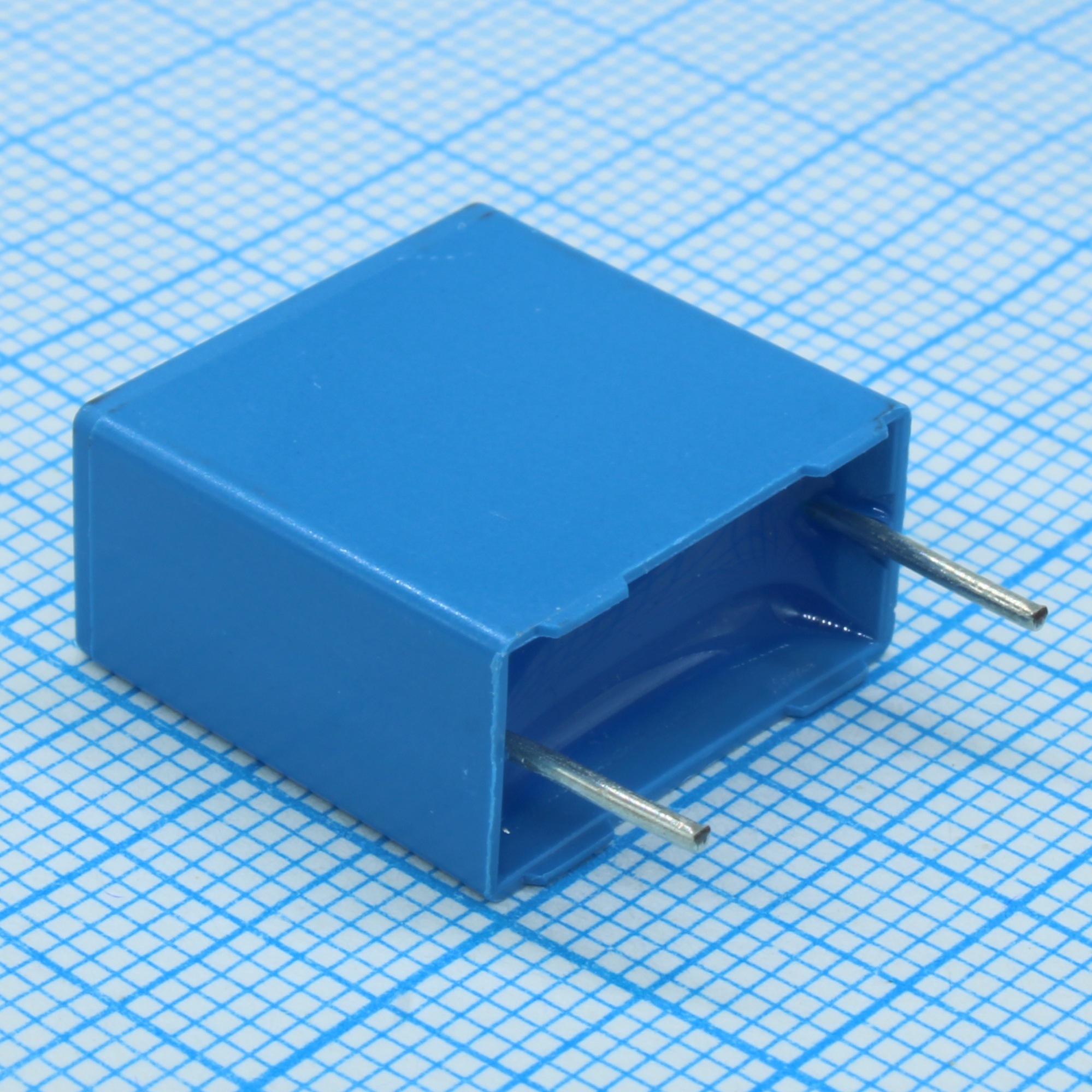 B32522C0106K - Конденсатор металлоплёночный полиэтилентерефталатный 10мкФ 63В ±10% (18х9х17.5мм) шаг выводов 15мм 125°С автомобильного применения россыпь