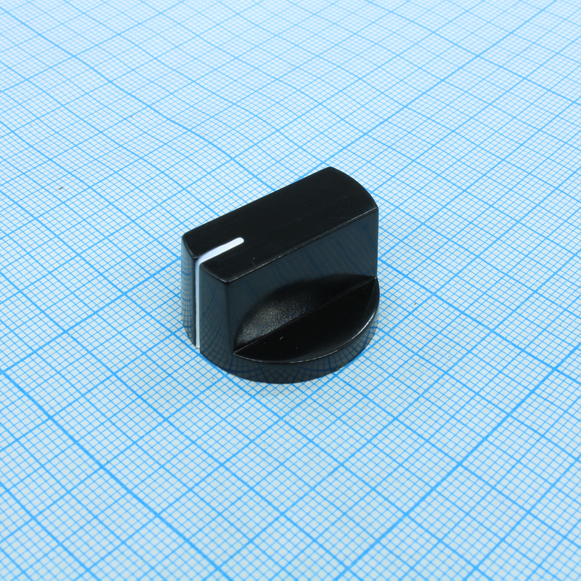 KN-32 - Ручка управления на вал 6 мм, универсальная с винтом, чёрная с белым указателем, h=15, D=26 (по фланцу)