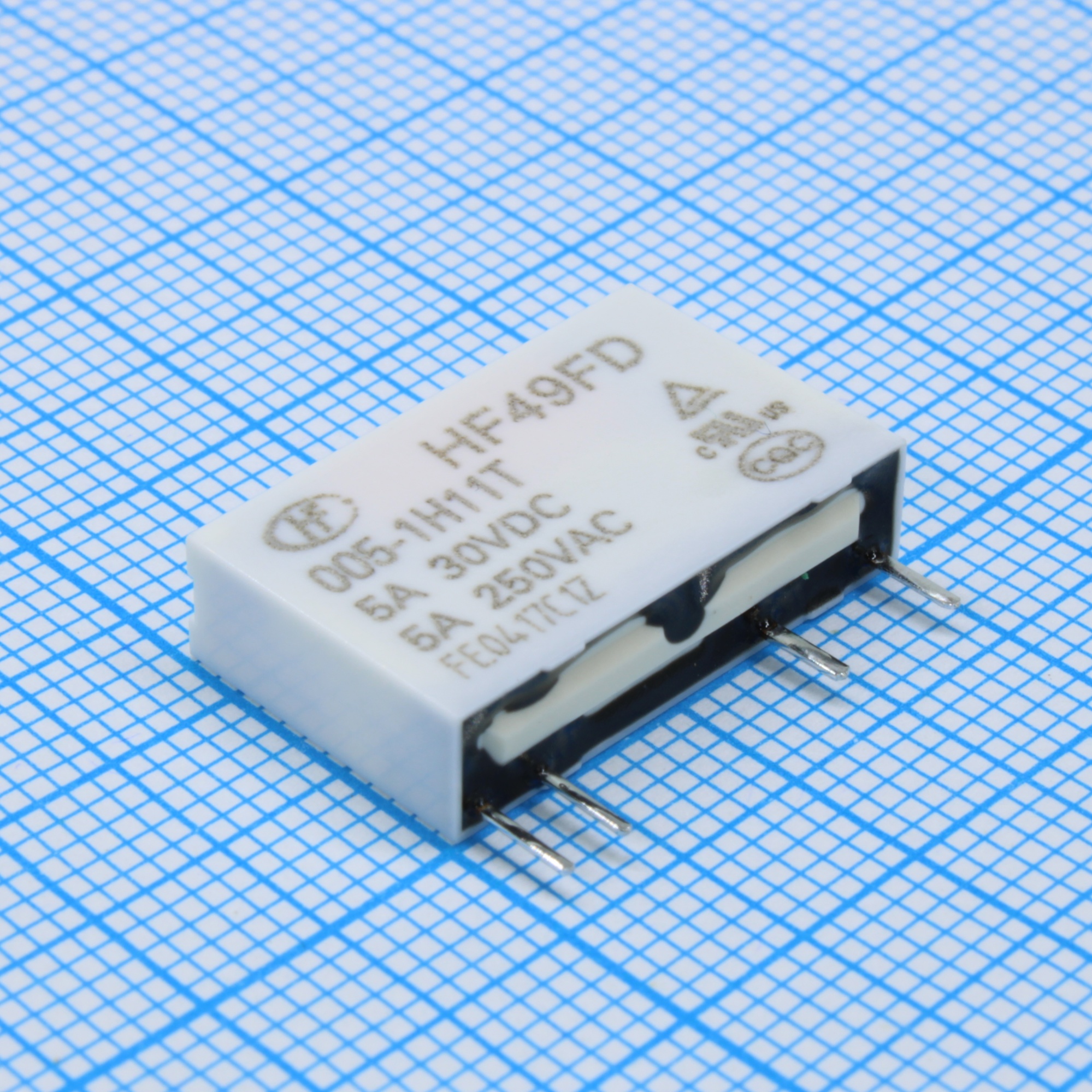 HF49FD/005-1H11 - Реле миниатюрное силовое 5А один контакт на замыкание катушка 5В