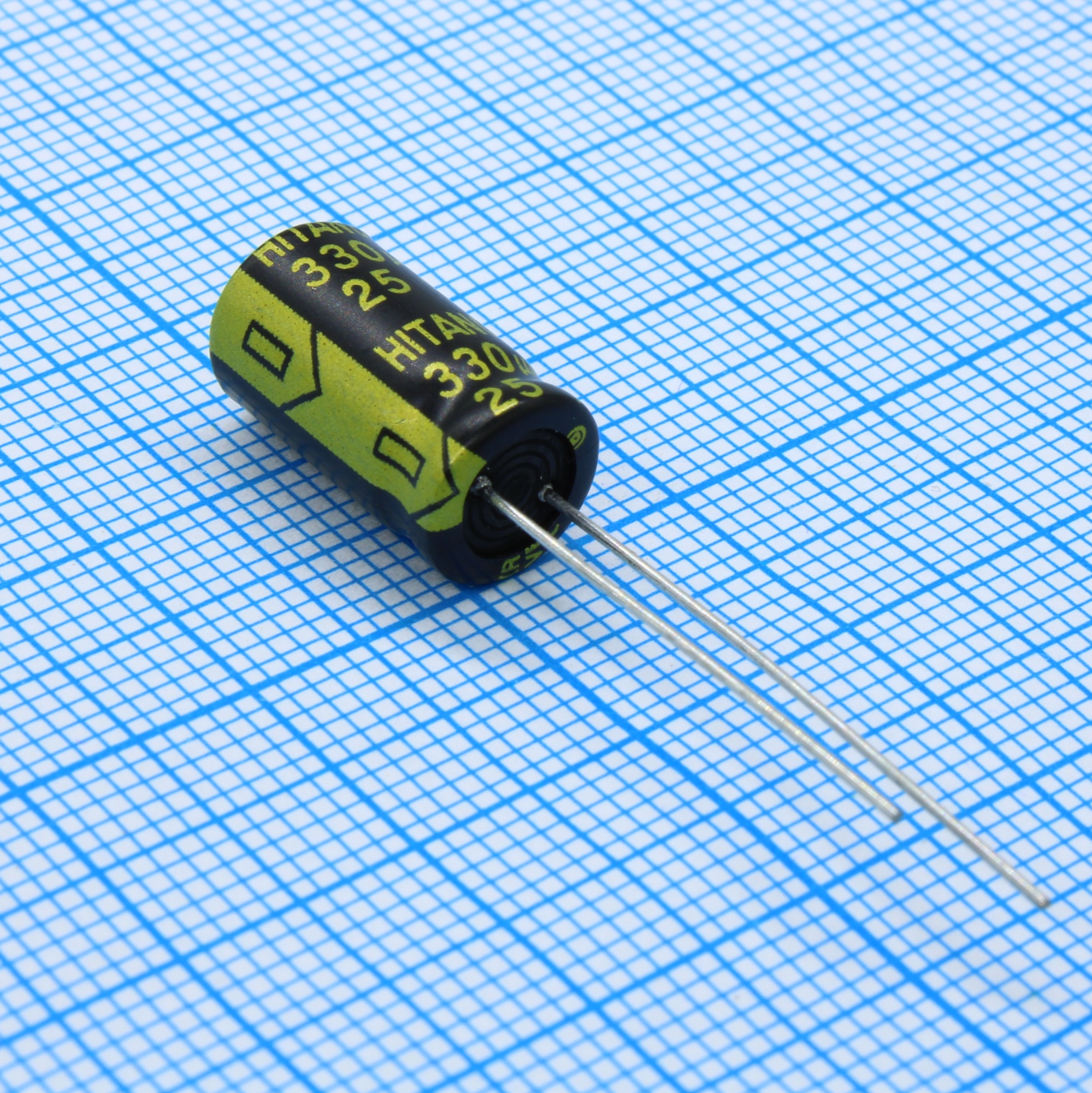 EHR221M35BA - Конденсатор алюминиевый электролитический 220мкФ 35В  ±20% (8 х 14мм) радиальные выводы 3.5мм 255мА 2000час 105°С россыпь