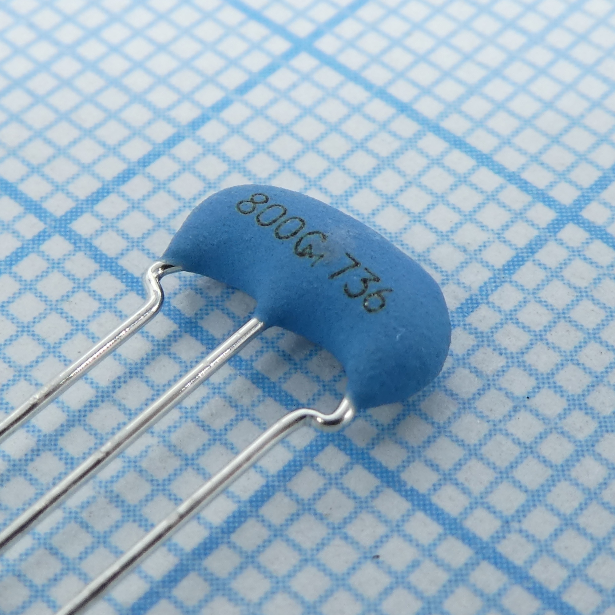 CSTLS8M00G53-A0 - Керамический резонатор 8МГц ±0.5% (точность) ±0.2% (стабильность) 15пФ 25Ом 3-Pin Thru-Hole лента в коробке