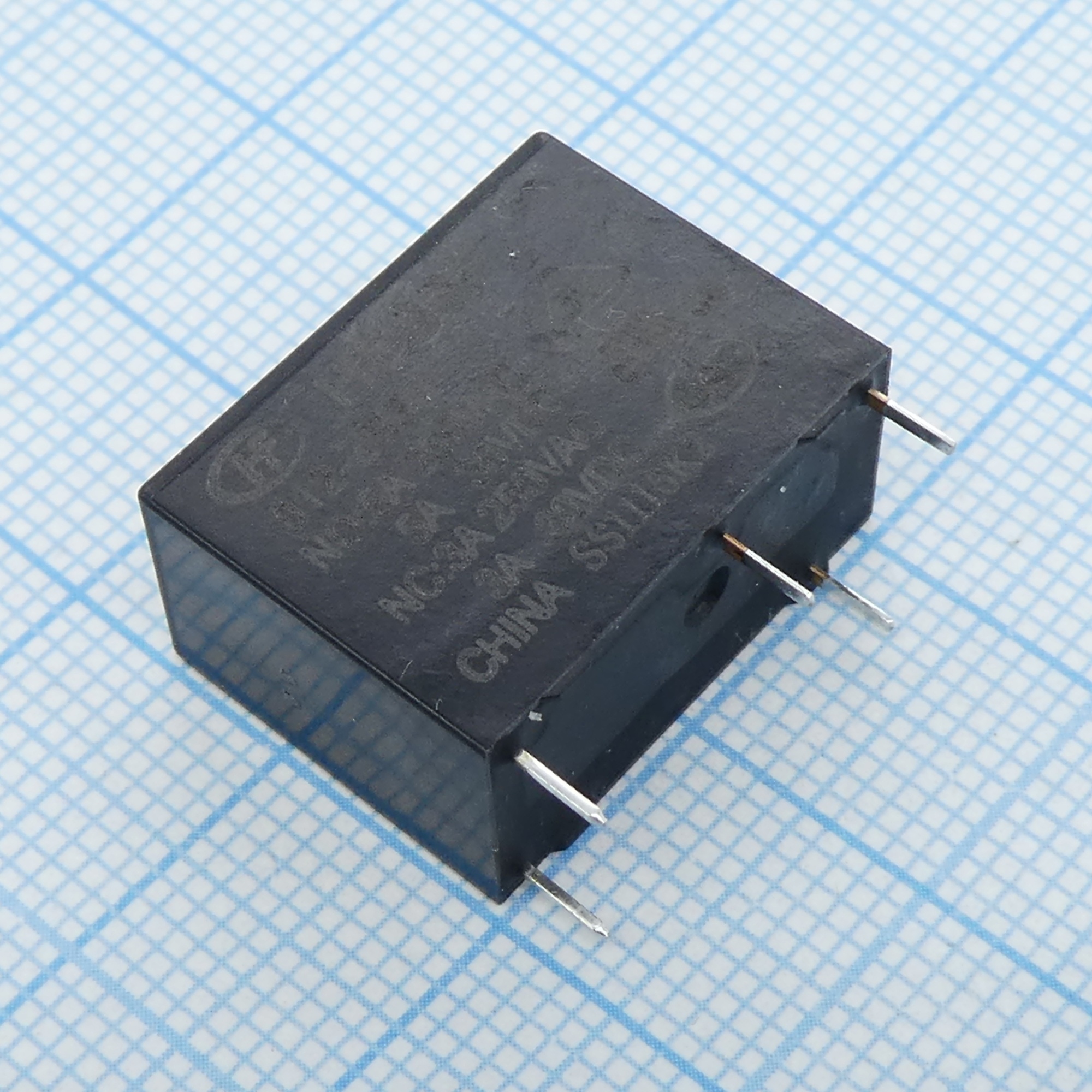 HF33F/024-ZST - Сверхминиатюрное силовое реле серия HF33F SPDT (одна контактная группа-два направления) катушка 24В