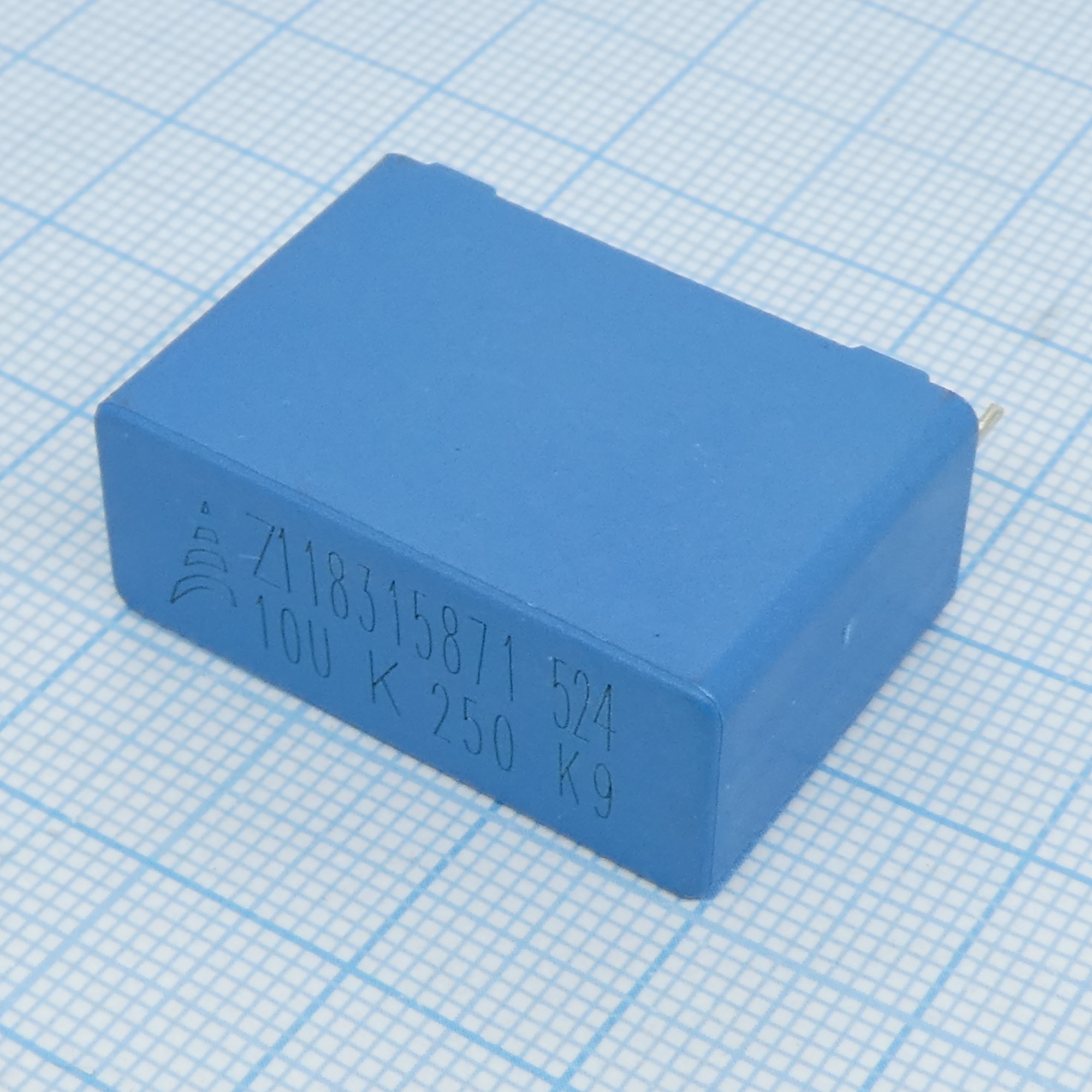 B32524R3106K - Конденсатор металлоплёночный полиэтилентерефталатный 10мкФ 250В ±10%( 31.5х12.5х21.5мм) шаг выводов 27.5мм 125°С автомобильного применения лента на катушке