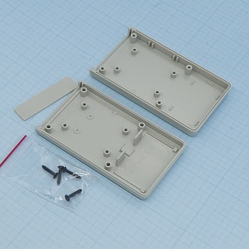 G528G - Прочный пластиковый корпус серого цвета с отсеком для батарей