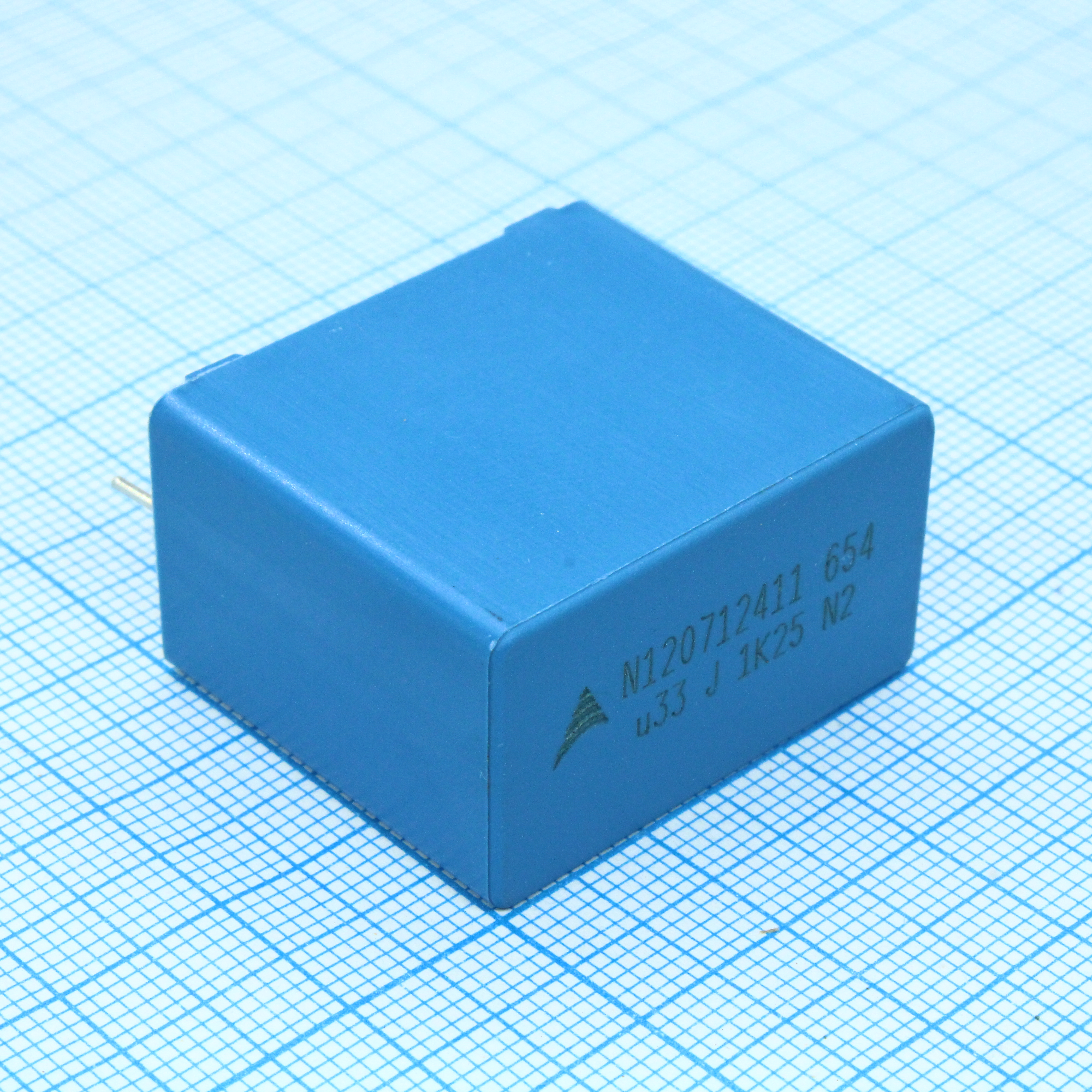 B32654A7334J - Конденсатор металлоплёночный полипропиленовый 0.33мкФ 1250В ±5% (31.5х18х27.5мм) радиальный высокотемпературный 27.5мм 110°С автомобильного применения россыпь